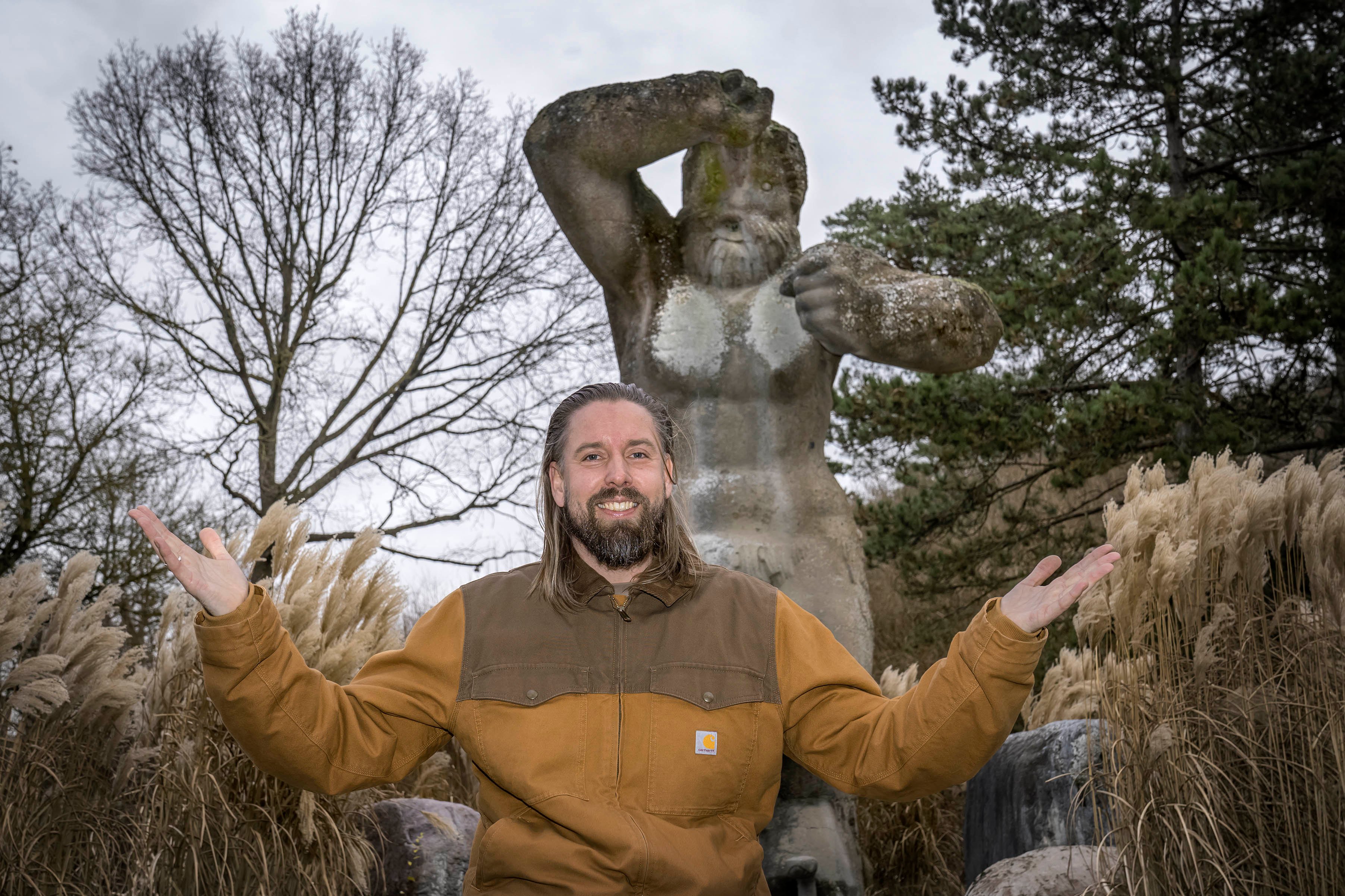 Anders Nielsen har Næstved med sig overalt. Her er han fotograferet foran Fladsåtrolden, som er den mest iøjnefaldende tatovering på hans arm.