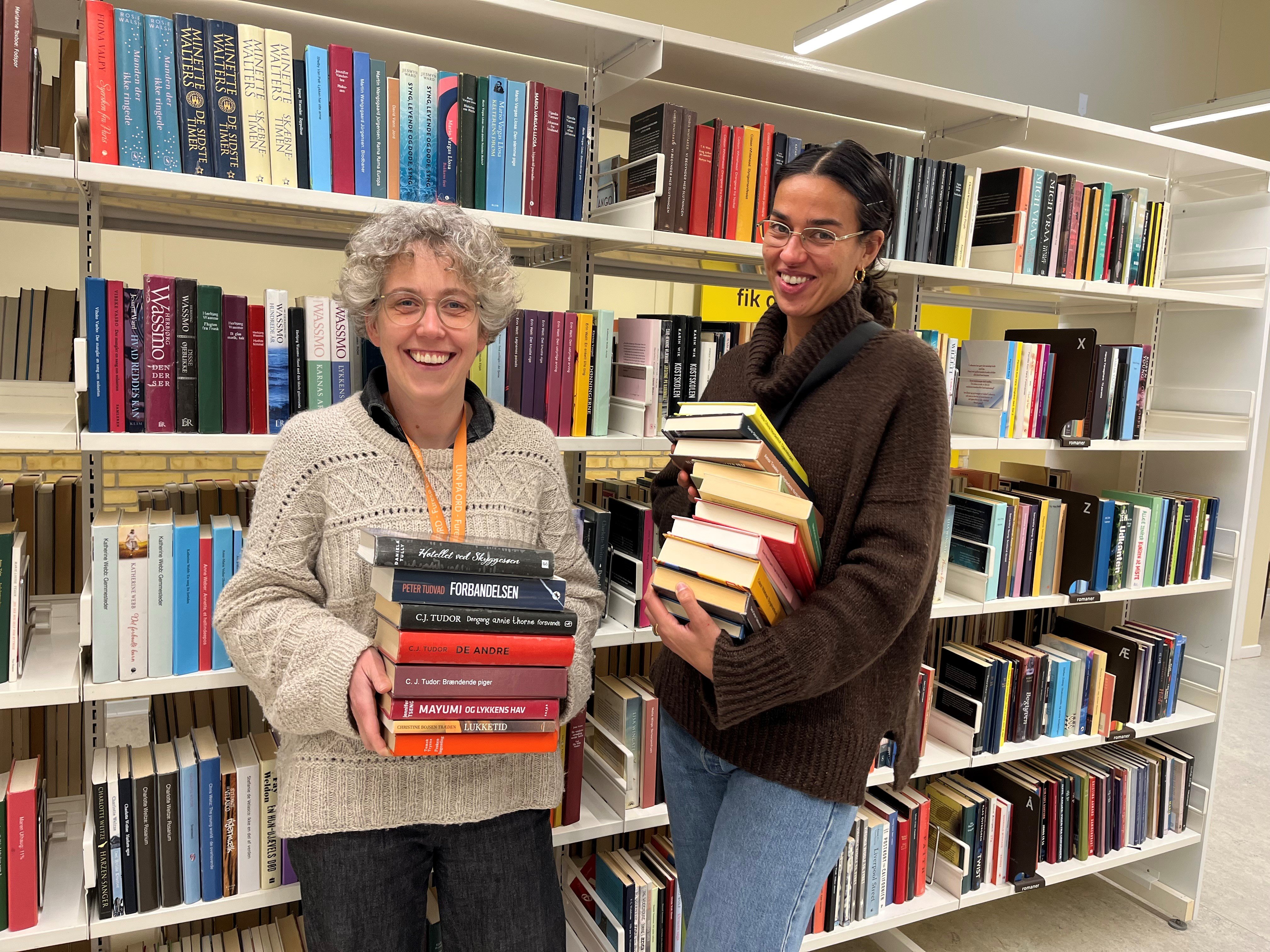 Katrine Rolskov og Kirstine Hagen Thomasen, bibliotekarer på Furesø Bibliotekerne, anbefaler bøger til julen.