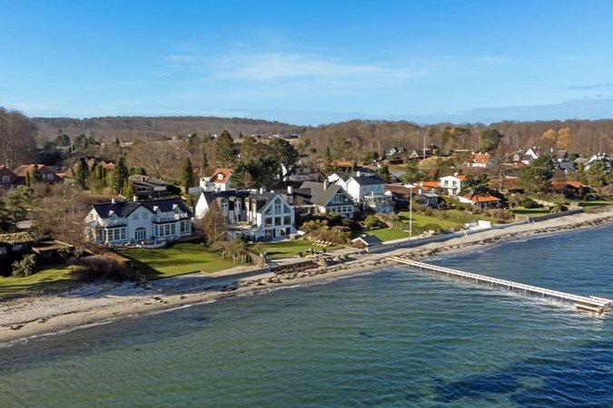 Rungsted Strandvej 78 - ejendommen til venstre - er årets tredje dyreste bolighandel.
