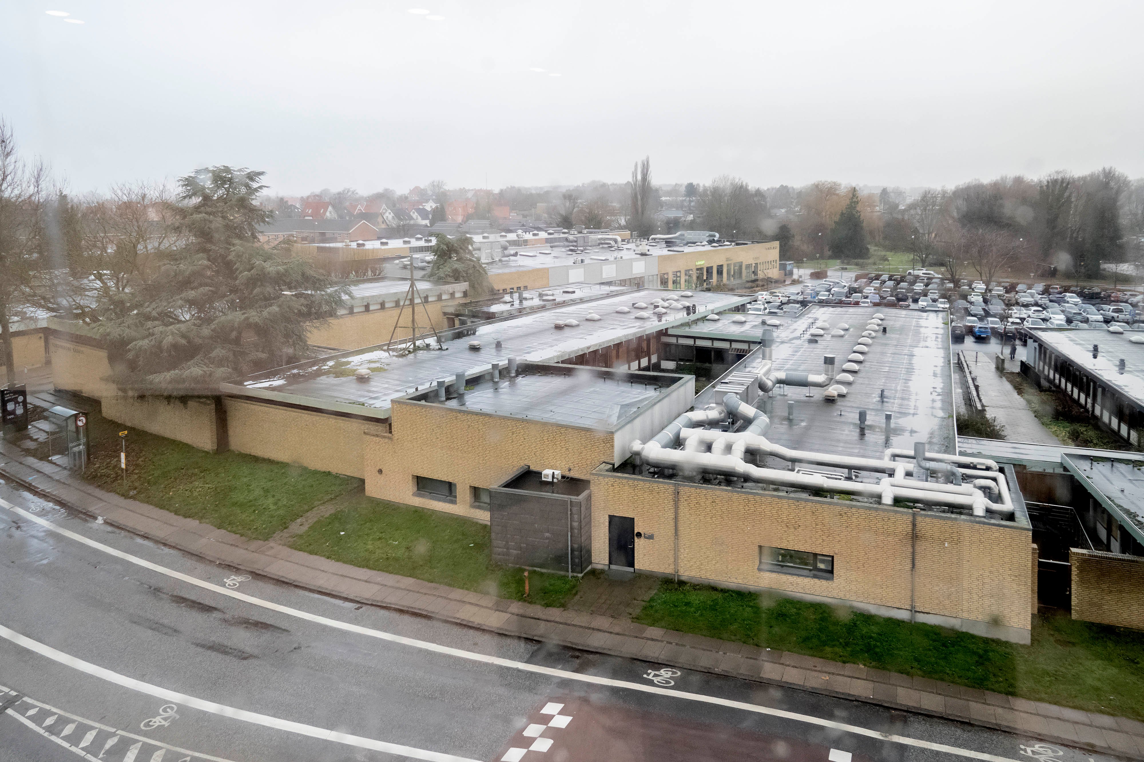 Vordingborgs nuværende rådhus ses her fra vinduet af det nye rådhus, der er opført på den modsatte side af vejen.