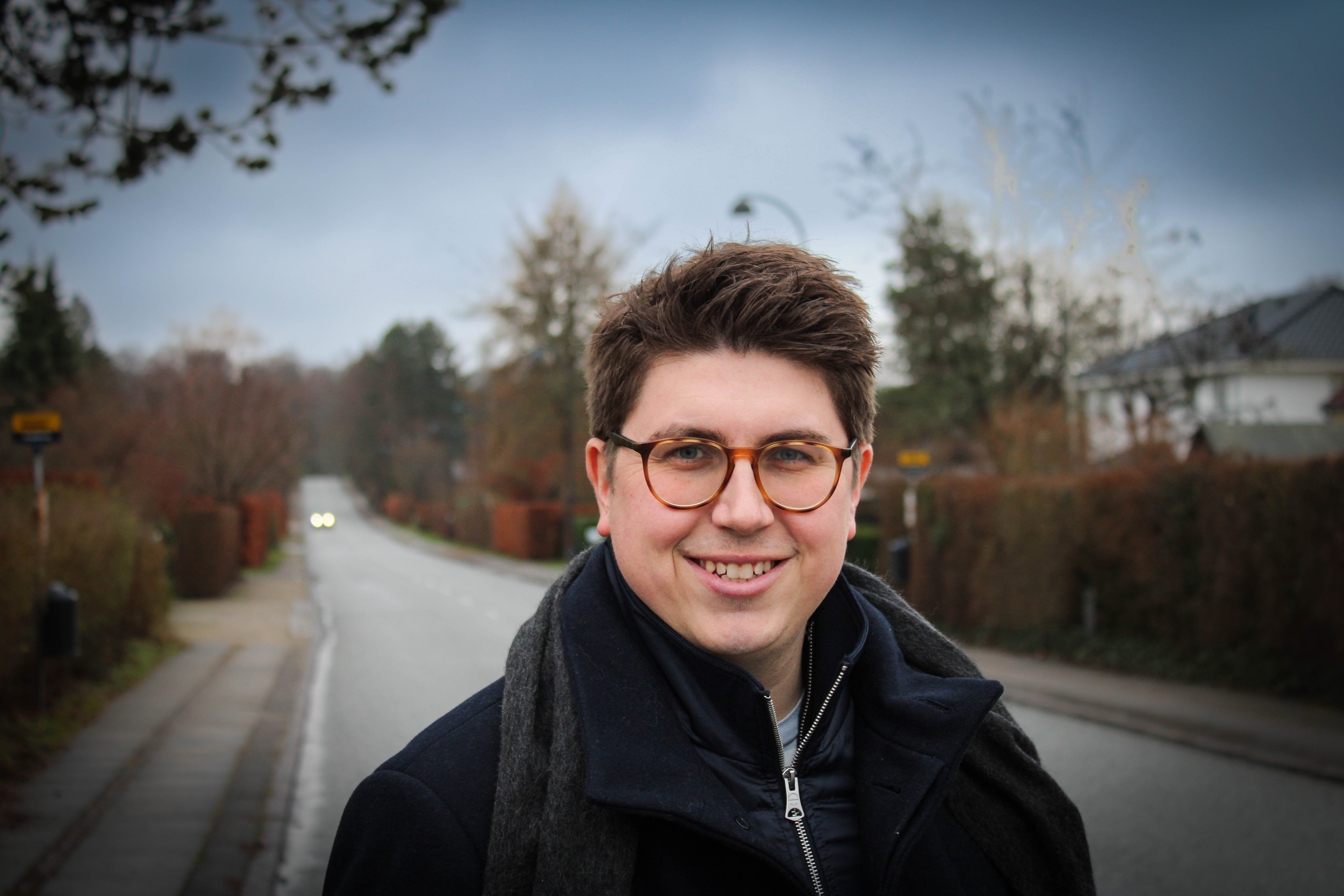 - Jeg frygter, at fokus kommer væk fra at bekæmpe ventelister, fordi man billedligt talt skal diskutere, hvordan det nye logo skal se ud, siger Christoffer Buster Reinhardt.