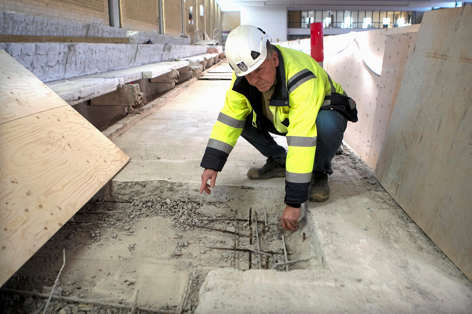 Projektleder Jan Krog Islin viser de sørgelige rester af armeringen i betonen. Der er ikke meget støtte at hente, og skaderne har et omfang, så konstruktionen skal bygges op igen fra bunden.