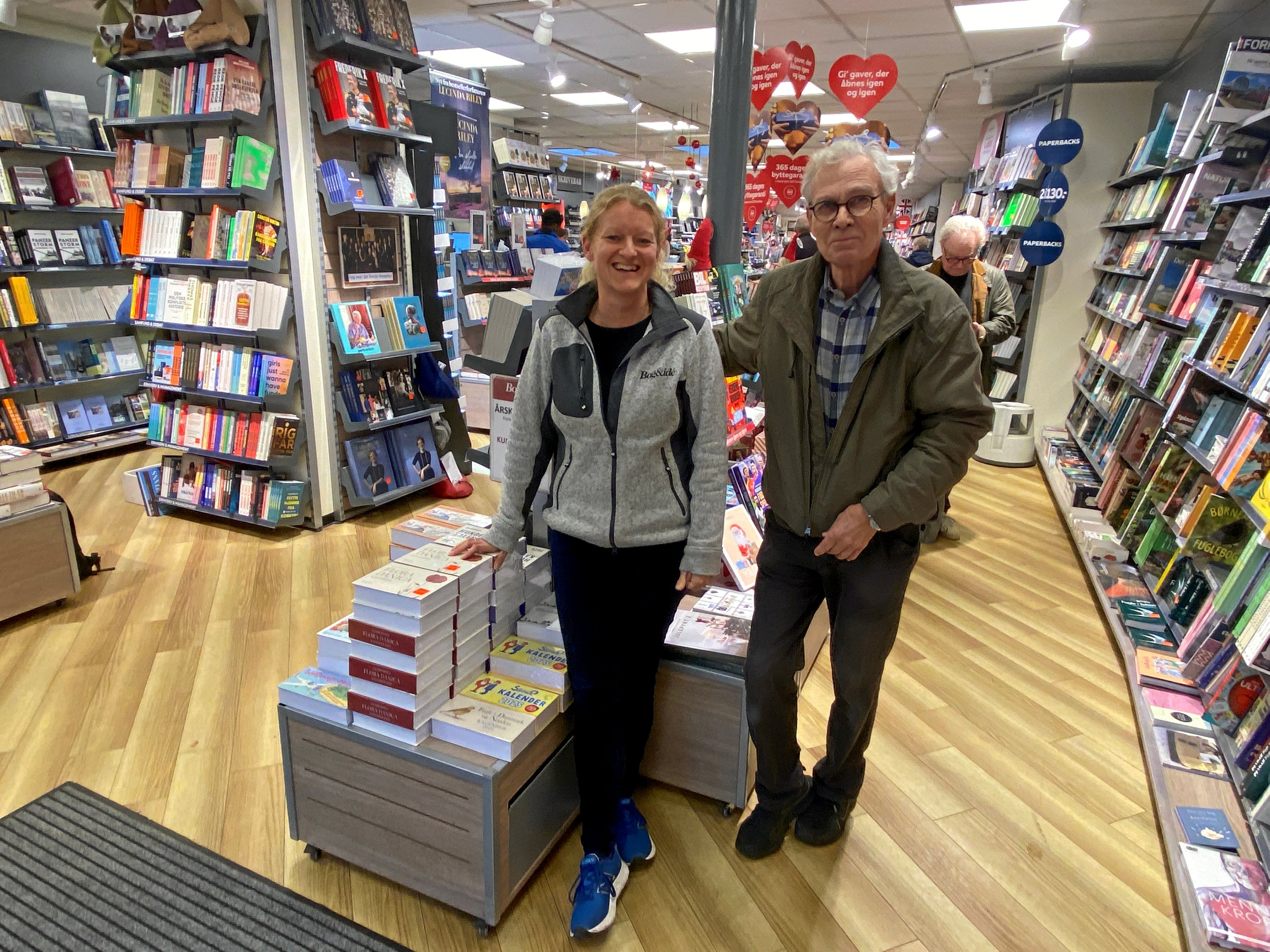 Bog & idé samler sine to butikker i Holbæk, hvor Mette Madsen står i spidsen for arbejdet. Her ses hun i butikken i Ahlgade 31 sammen med sin svigerfar, Sven Madsen, stifter af selskabet bag de efterhånden mange boghandler.