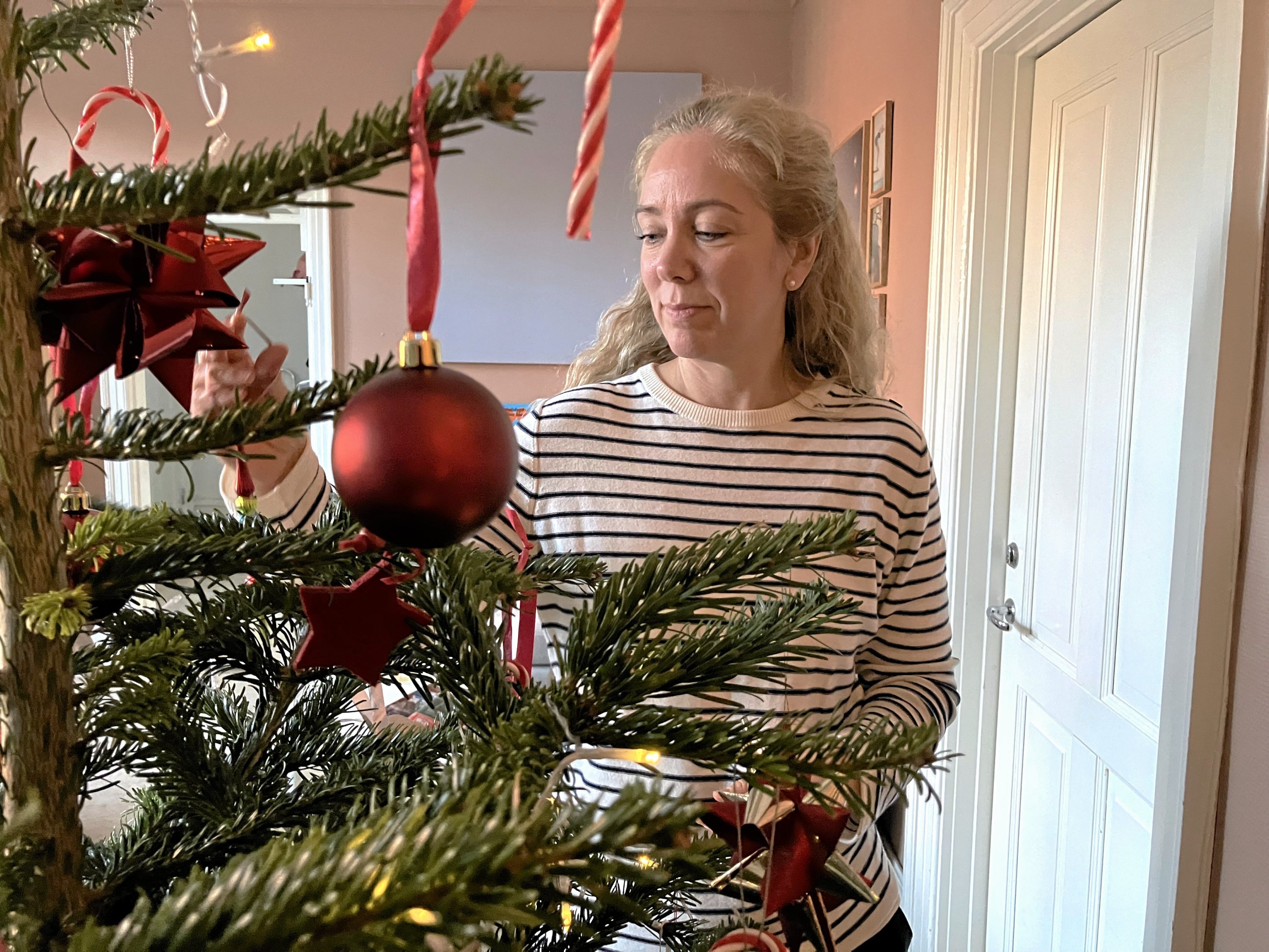 Der bliver både afholdt julefest, bagt småkager og pyntet juletræ på Hillerød Kvindekrisecenter, hvor julen fylder meget, fortæller Toril Kolstø Vikeså.