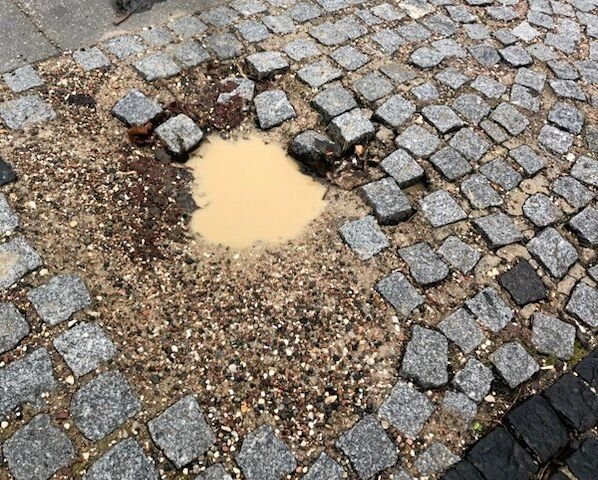 Et hul i vejbelægningen har flere gange væltet en af vore læsere omkuld. Nu har han fået nok.