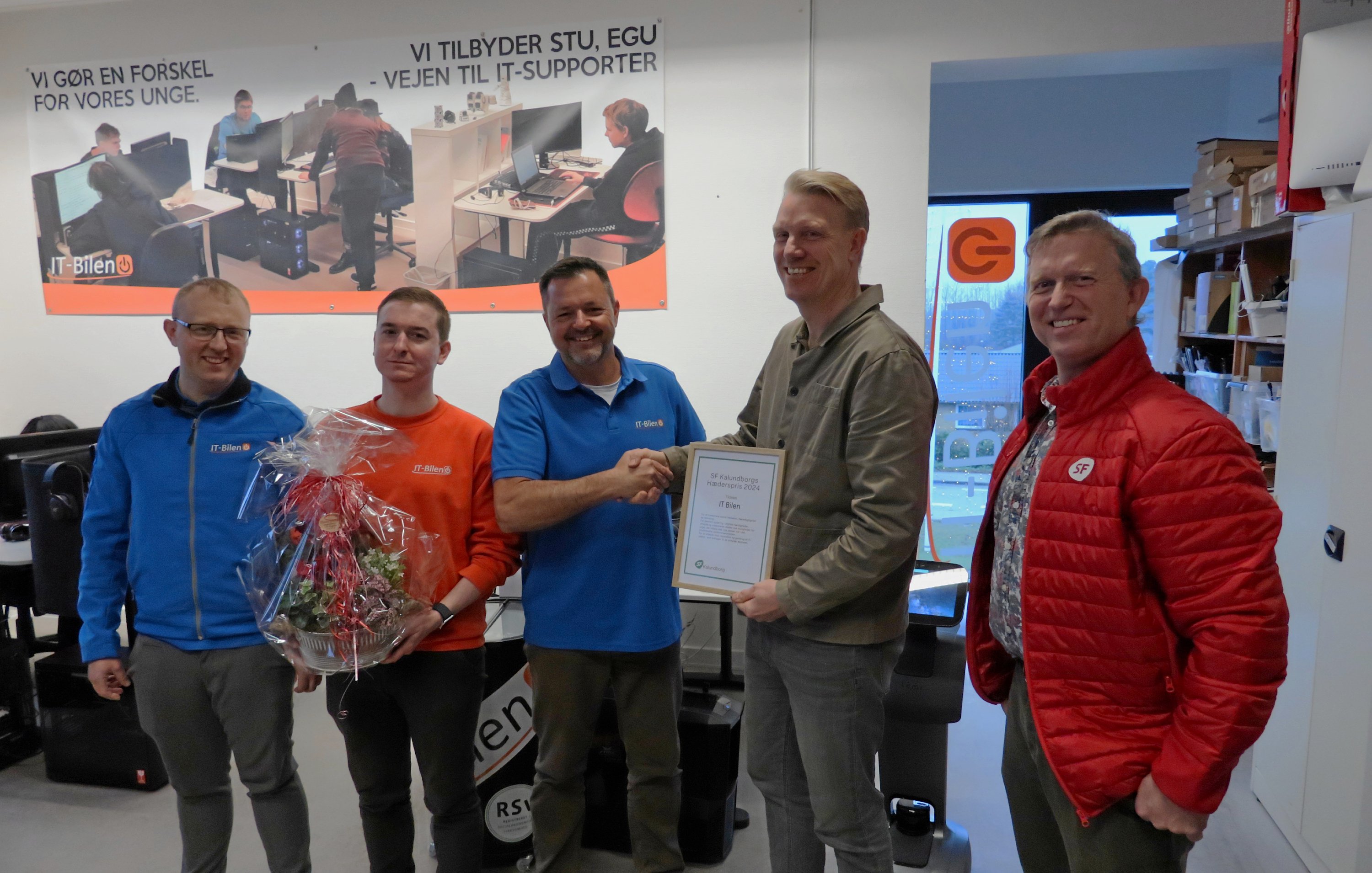 Fra venstre: Alexander Holstein, IT Bilens undervisningsansvarlige, Nikolaj Witzell, medejer af IT Bilen og supportkoordinator, Henrik Linde, IT Bilens direktør, Thomas Hiorth, kommunalbestyrelsesmedlem SF Kalundborg, samt Rune Halsskov, bestyrelsesmedlem SF Kalundborg.