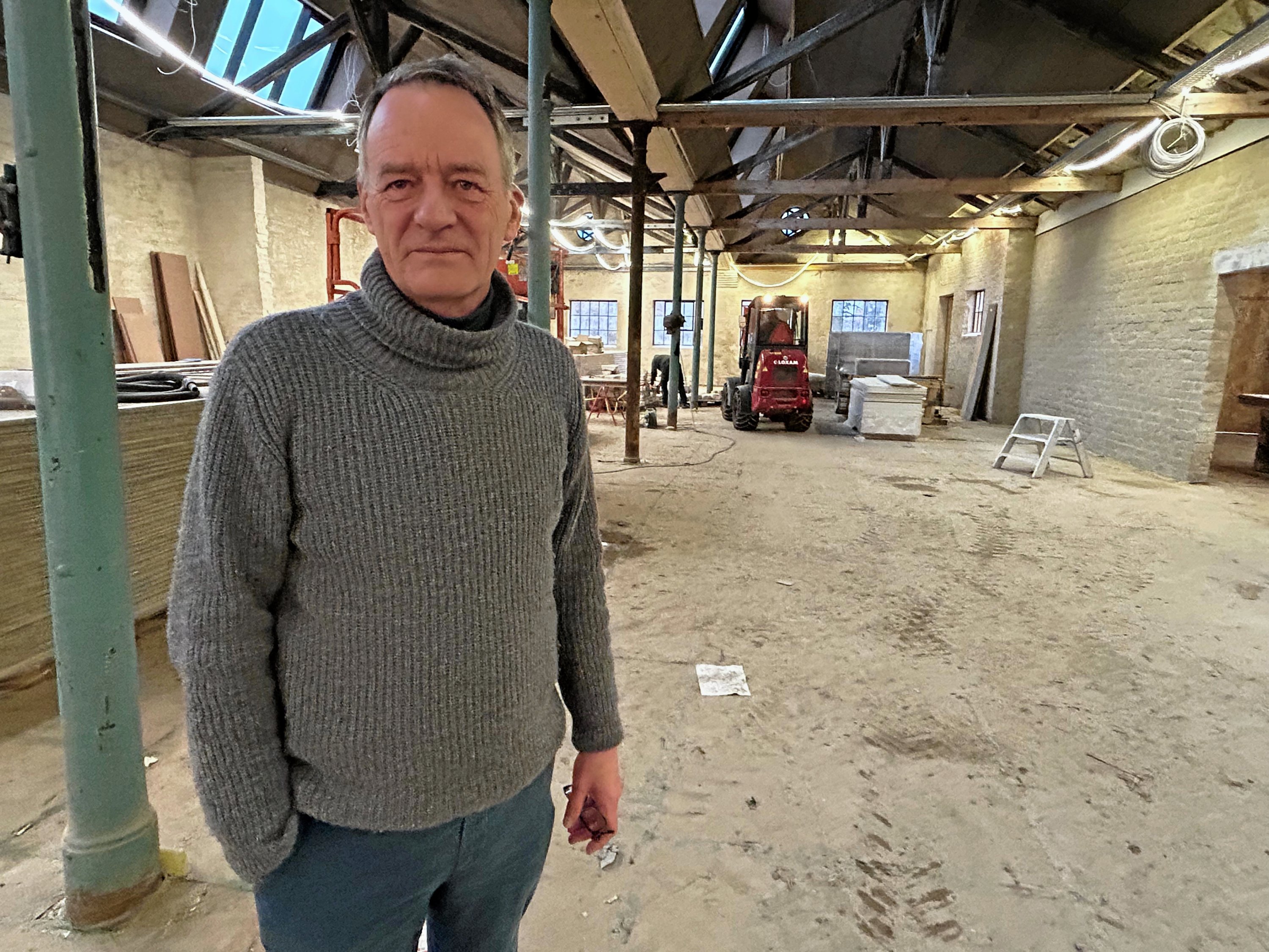 Hverken stormflod eller andre komplikationer har kunnet forsinke projektet i mere end tre måneder, fortæller Anders Brüel.