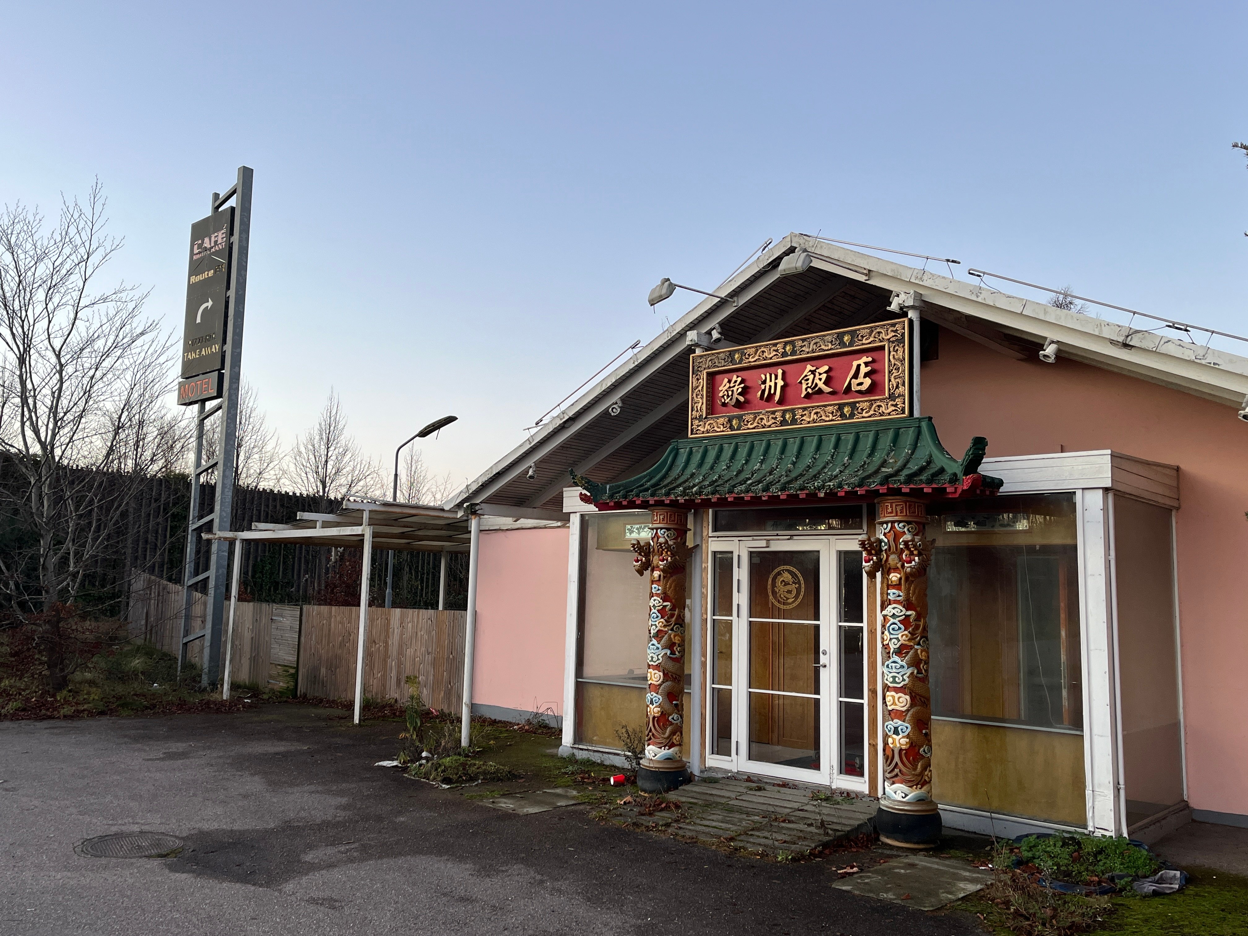 Der er givet tilladelse til at rive de gamle bygninger ned på Motelvej ved Holbækmotorvejen.