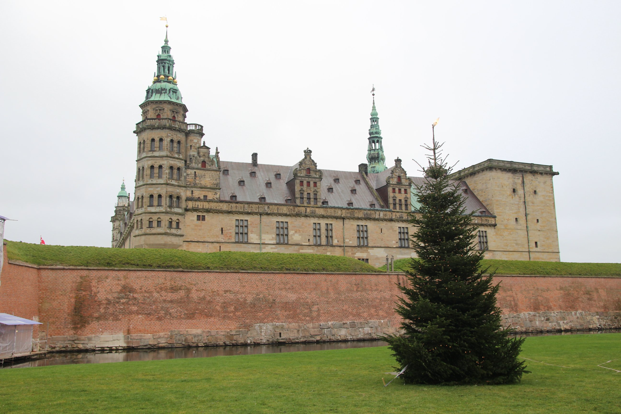Under flyvningen vil de to fly blandt andet flyve over Kronborg.