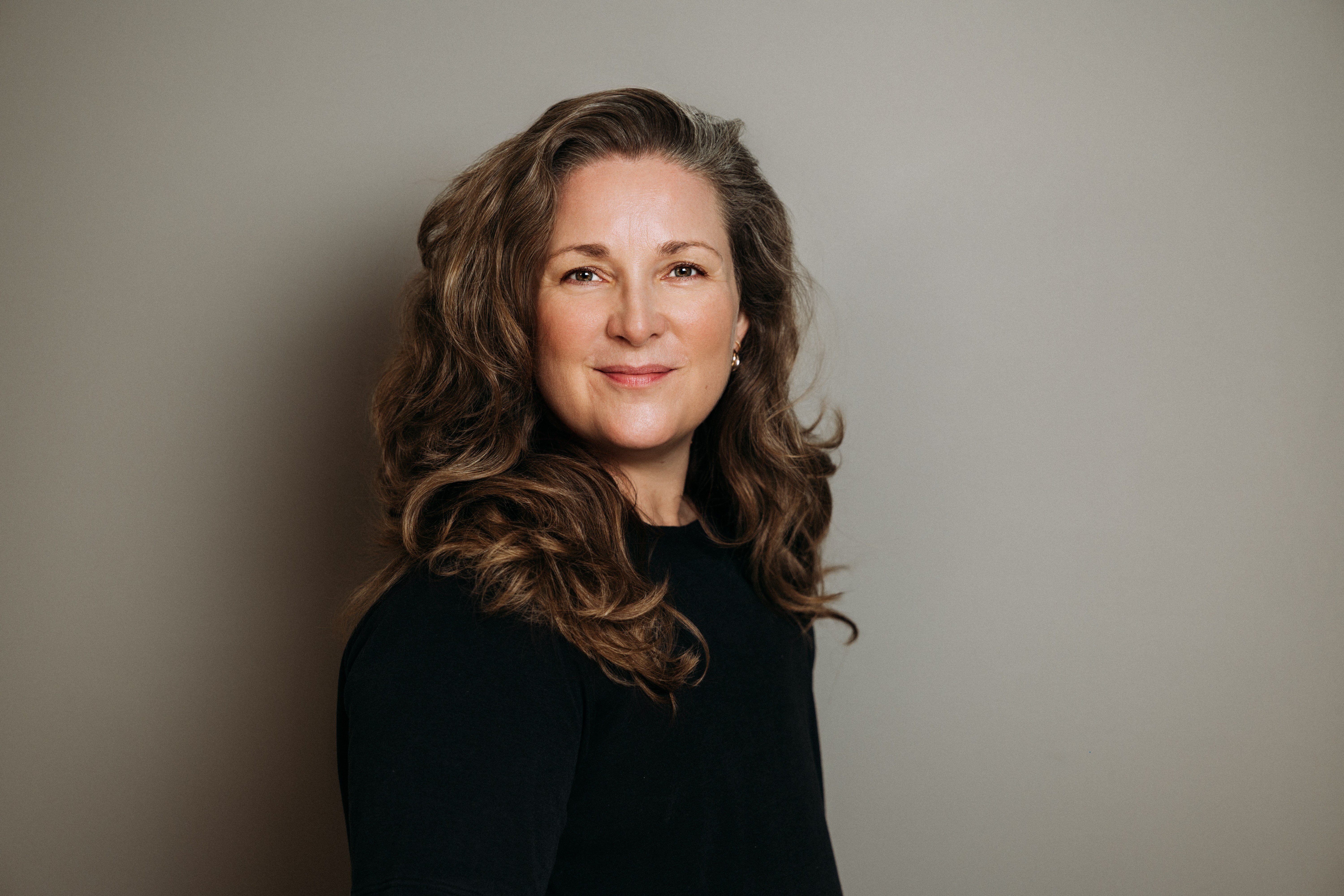 Marie Tolstrup er autoriseret psykolog og specialist i psykoterapi med børn og unge og har skrevet flere bøger om emnet.