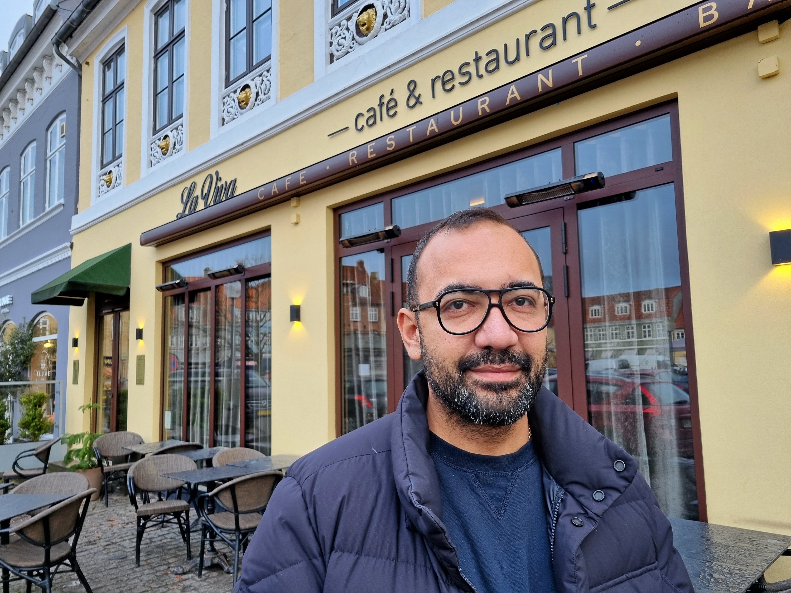 - Køge er en drømmeby for mig. Jeg er rigtig glad for byen og især området ved Torvet, hvor der er handelsstemning som i gamle dage, siger Ceyhun Isbilen, der åbner La Viva sammen med sin bror, Onur Isbilen.