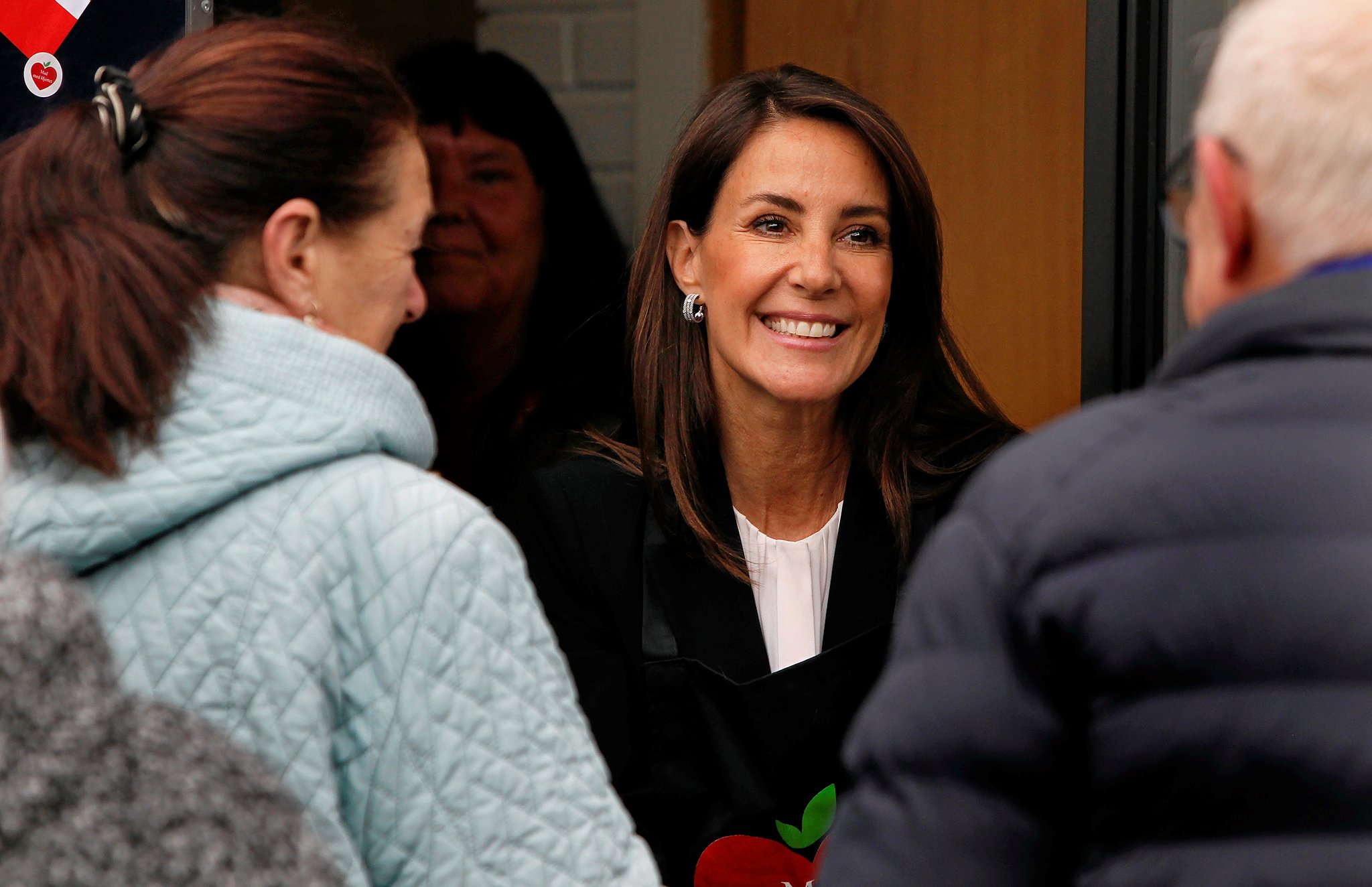 Prinsesse Marie besøger den frivillige organisation Mad med Hjertet, der laver gratis måltider til familier og enkeltpersoner, der er ramt af kritisk sygdom eller dødsfald i den nære familie. Måltider tilberedes af råvarer som donered af lokale supermarkeder. Dermed arbejdes der for at undgå madspild.