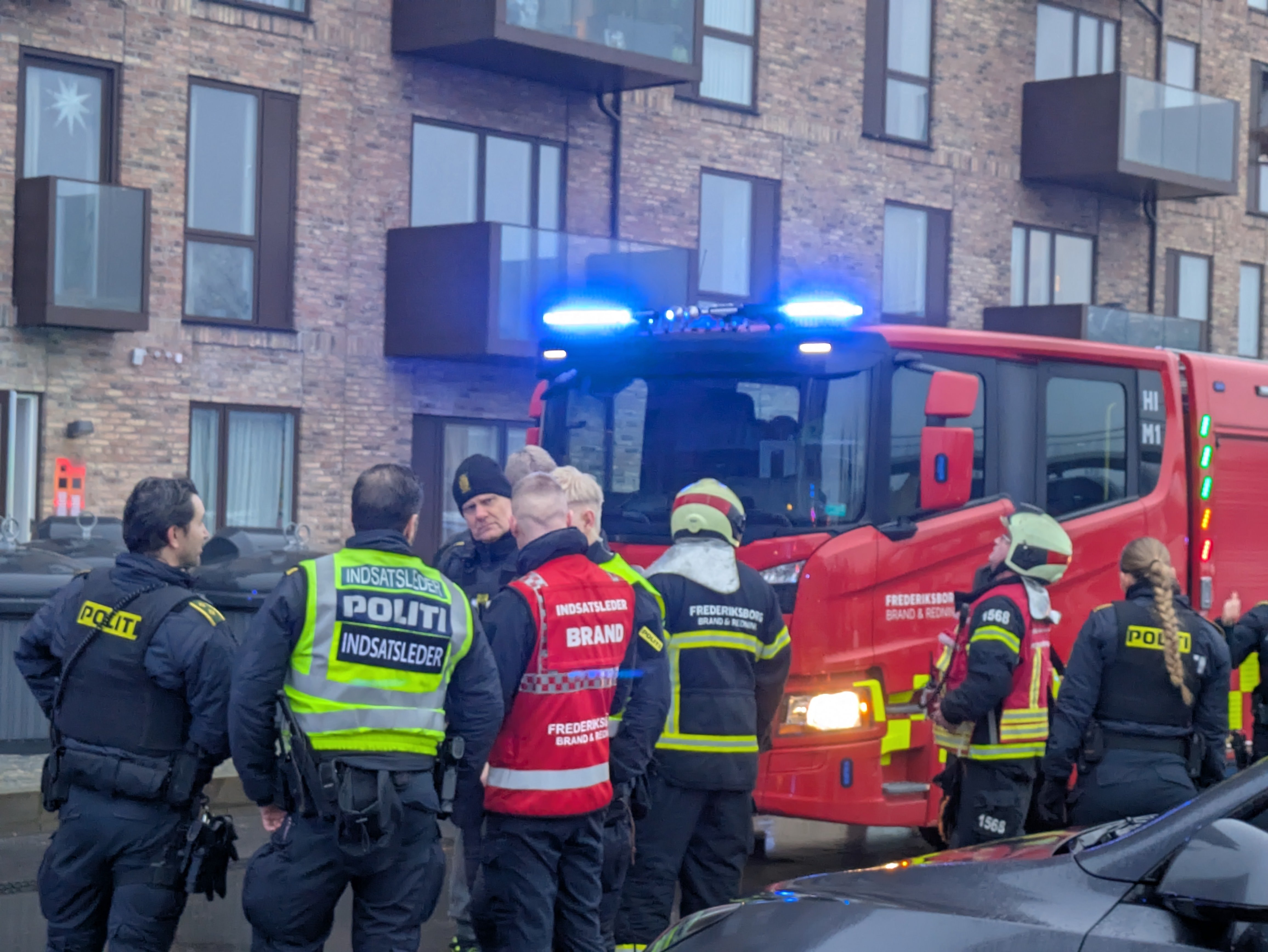Både politi og brandvæsen er til stede.