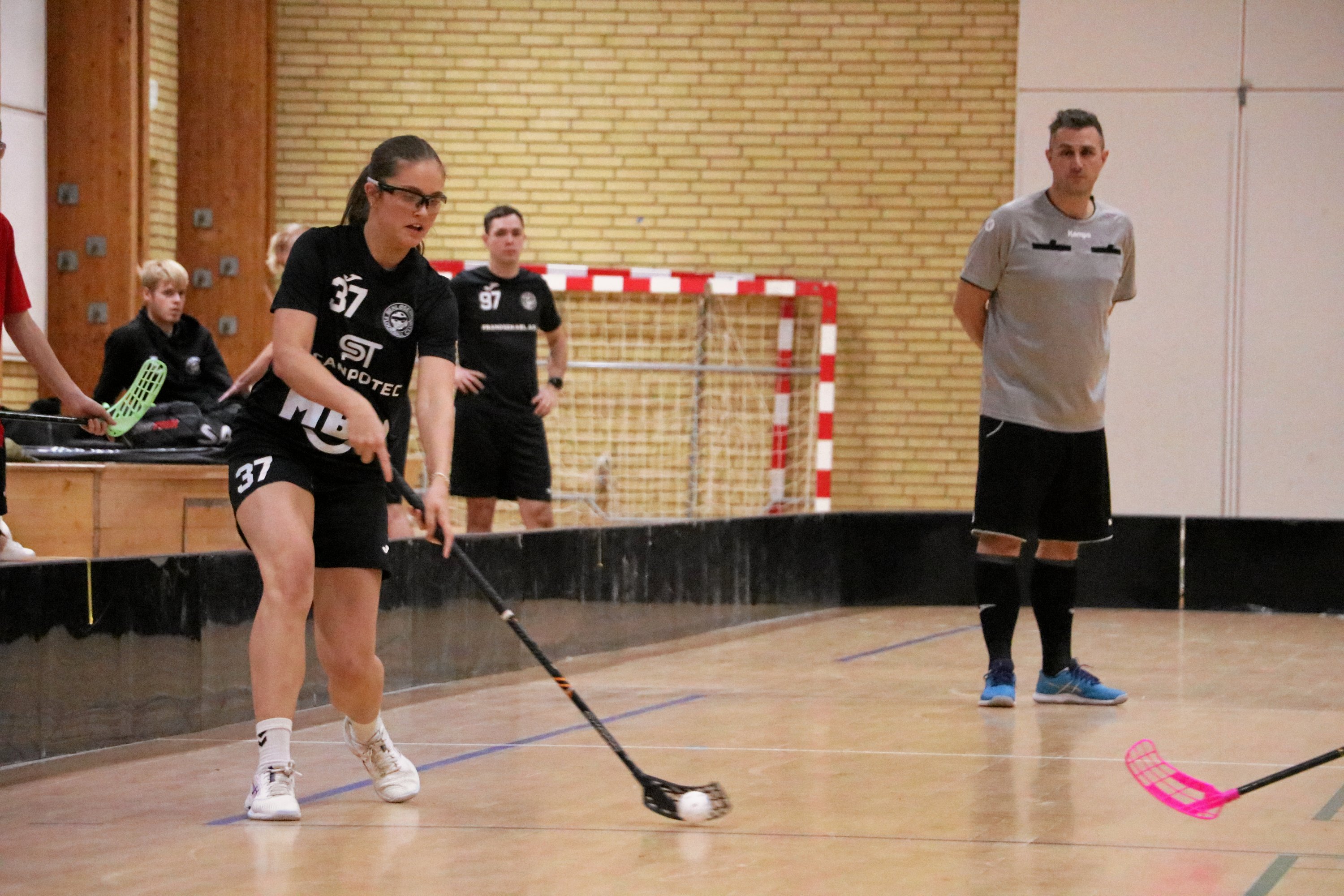 Emma Lodal afleverer i træningskampen mod U17-holdet.
