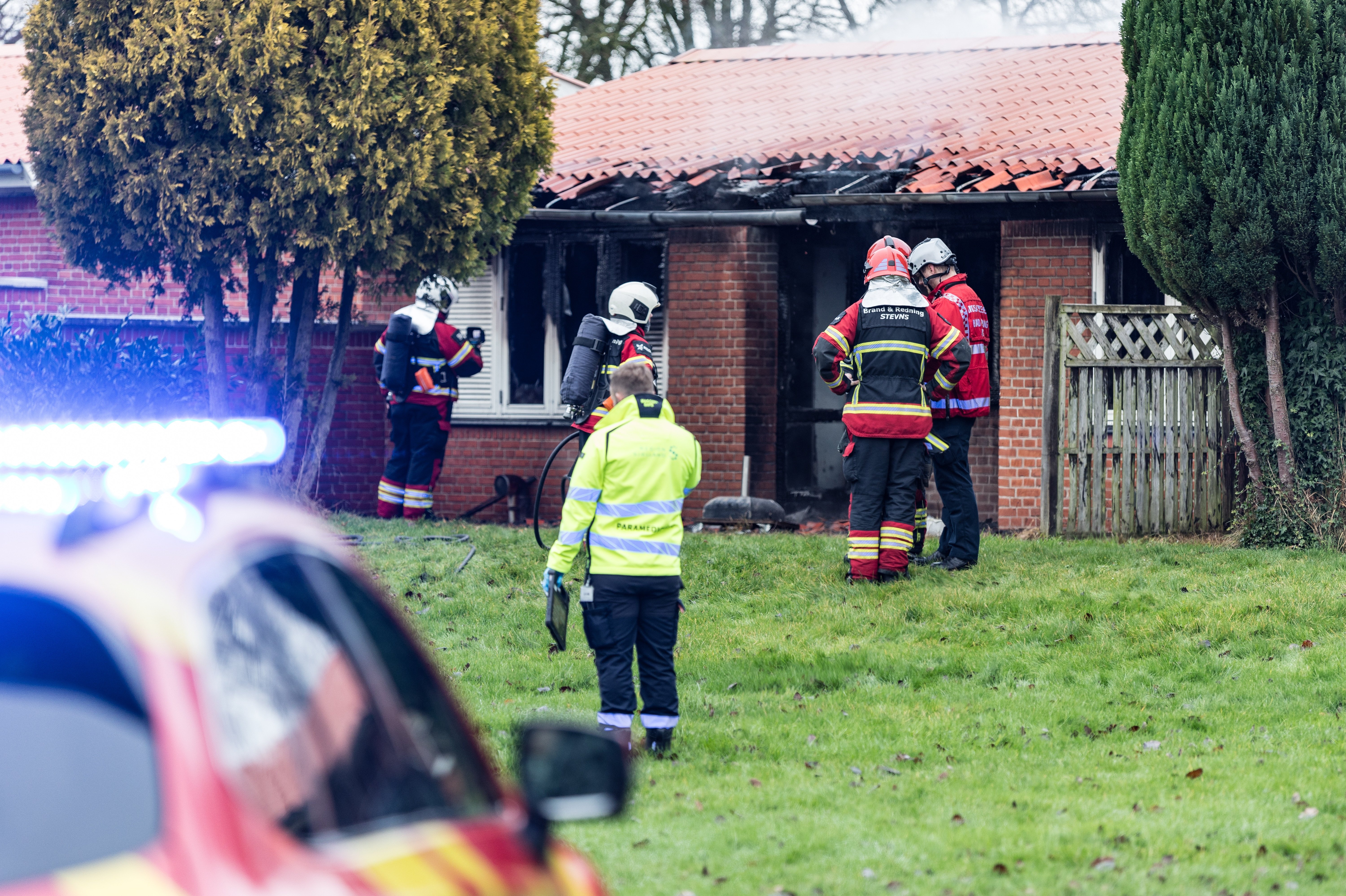 Myndighederne er i gang med at slukke branden i Hårlev.