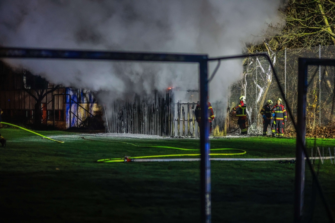 Brandfolk i gang ved skuret, der på et tidspunkt var fuldstændig overtændt. - Presse-fotos.dk Brandfolk i gang ved skuret, der på et tidspunkt var fuldstændig overtændt.