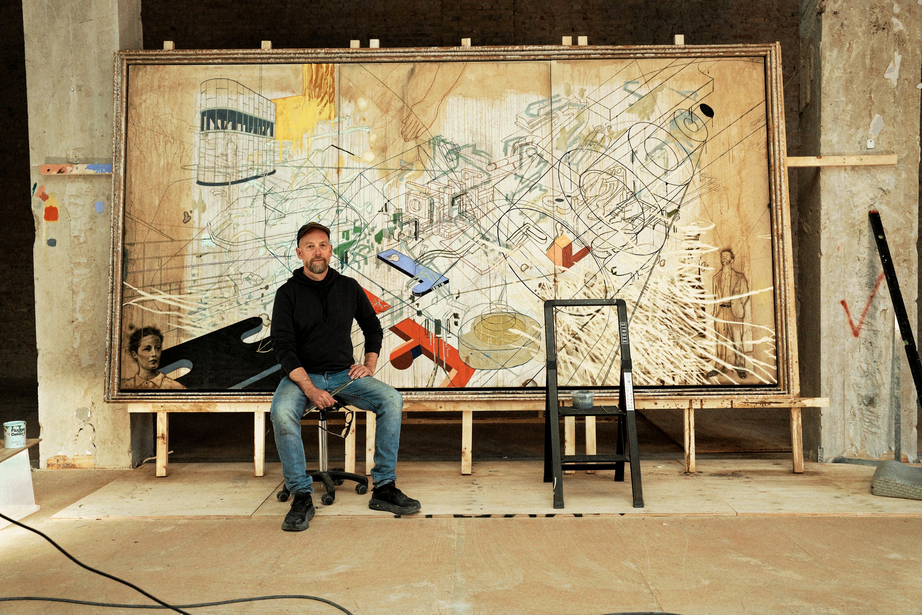 Kasper Eistrup ved maleriet "Confluence", som han lavede under "Kunstnerkolonien" i Hornbæk i sommer.