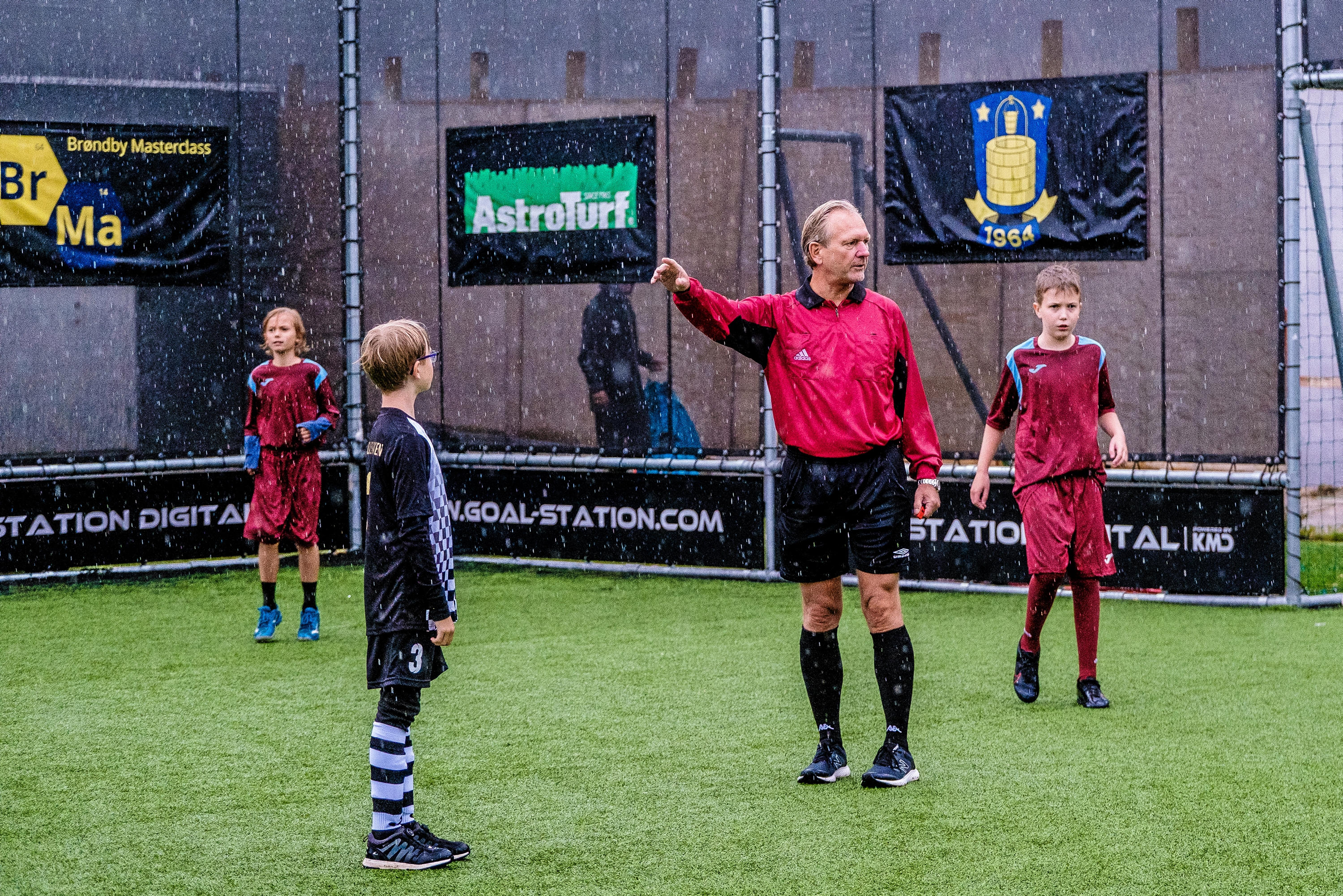 Knud Stadsgaard holdt sig ikke tilbage fra at trække i dommertrøjen ved Vestegnens Politi-cup. Initiativet har fået Den Kriminalpræventive Pris. - Robert Hendel Knud Stadsgaard holdt sig ikke tilbage fra at trække i dommertrøjen ved Vestegnens Politi-cup. Initiativet har fået Den Kriminalpræventive Pris.
