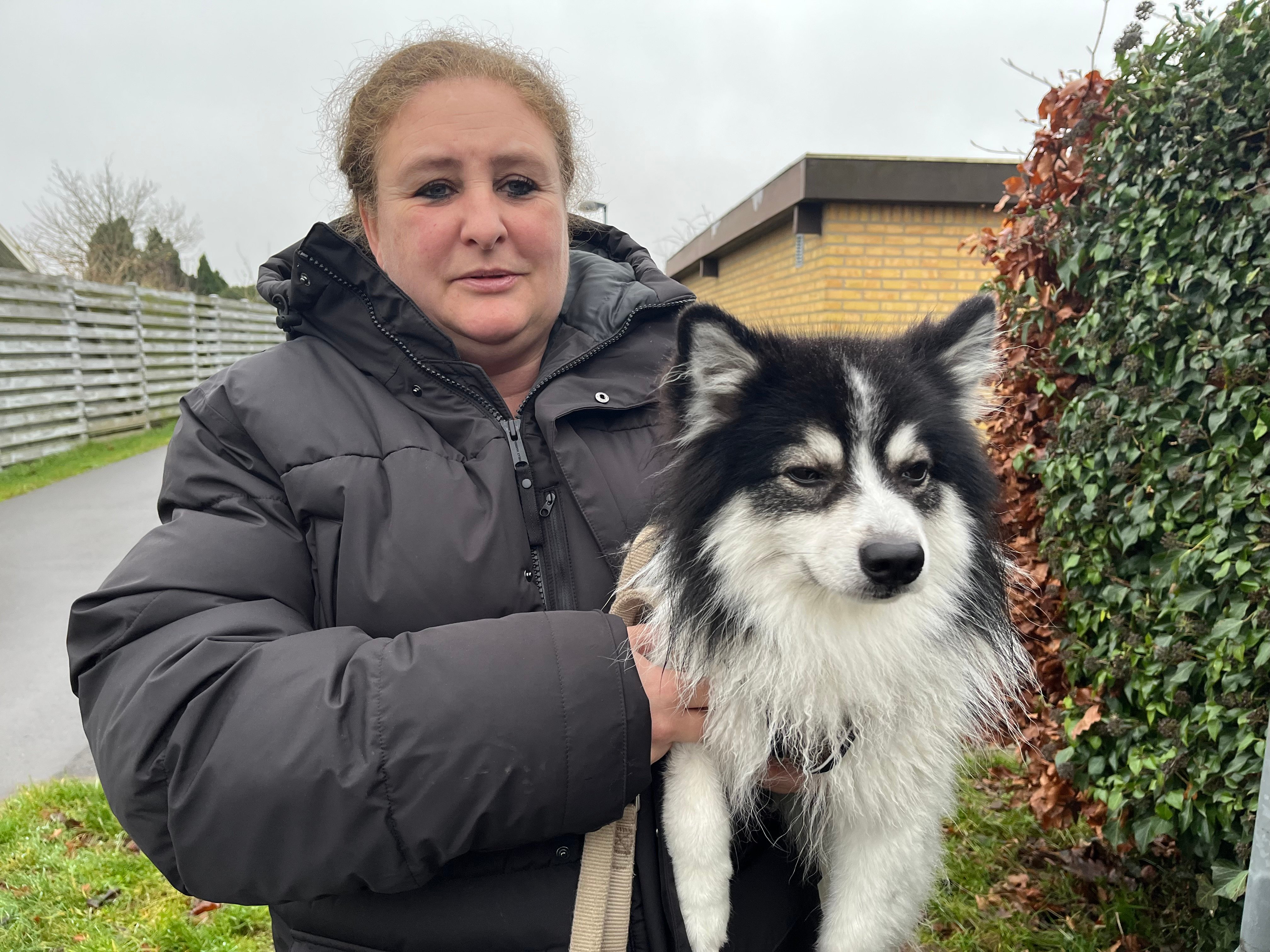 46-årige Karina Thorslund gennemgik et sandt mareridt, da hun mødte byens løsgående, frygtede hunde.