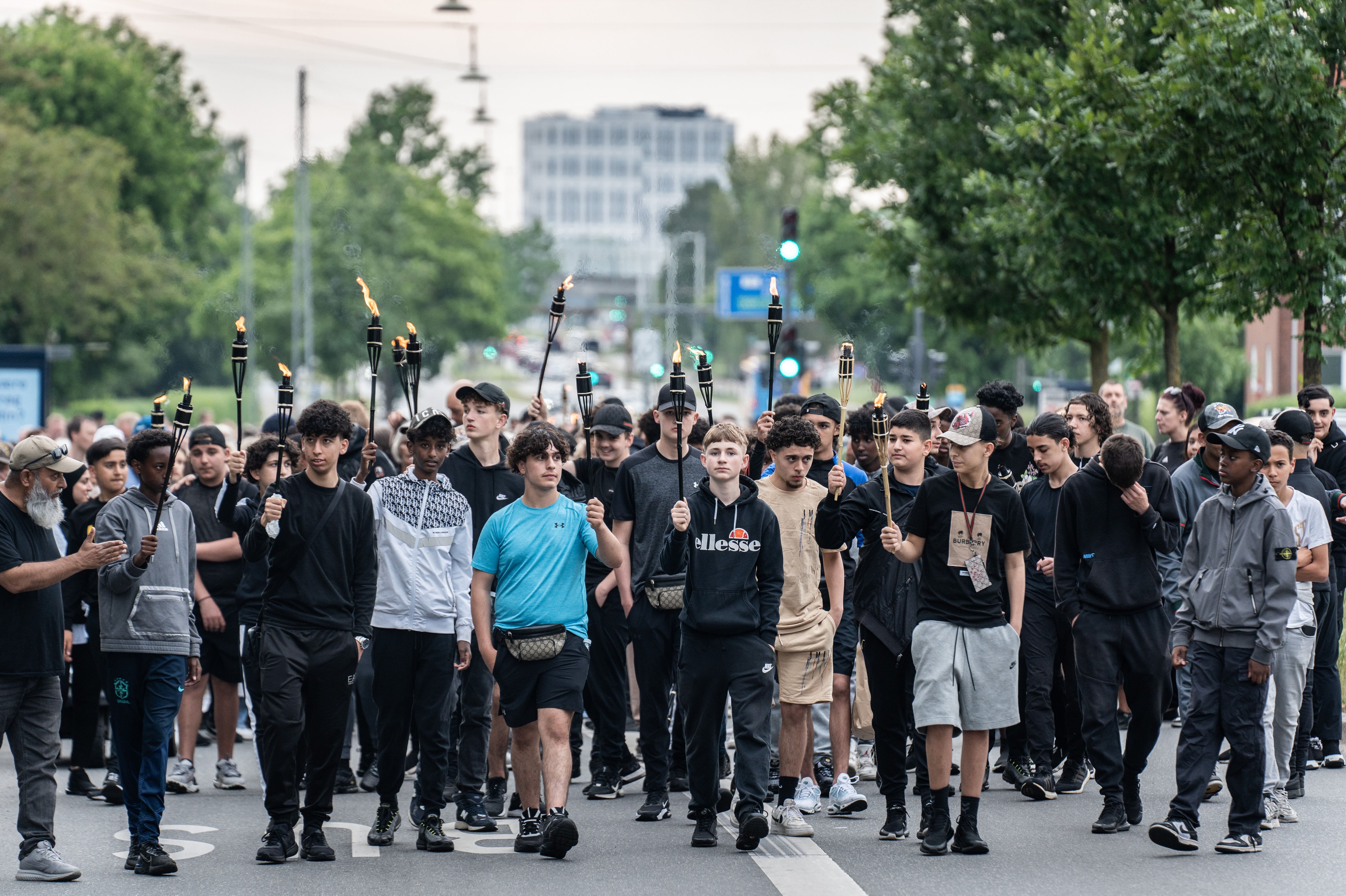 Efter drabet på en 15-årig dreng i Husum i maj i år gik en gruppe lokale på gaden for at signalere, at vold og våben ikke har nogen plads i byen. (Arkivfoto).