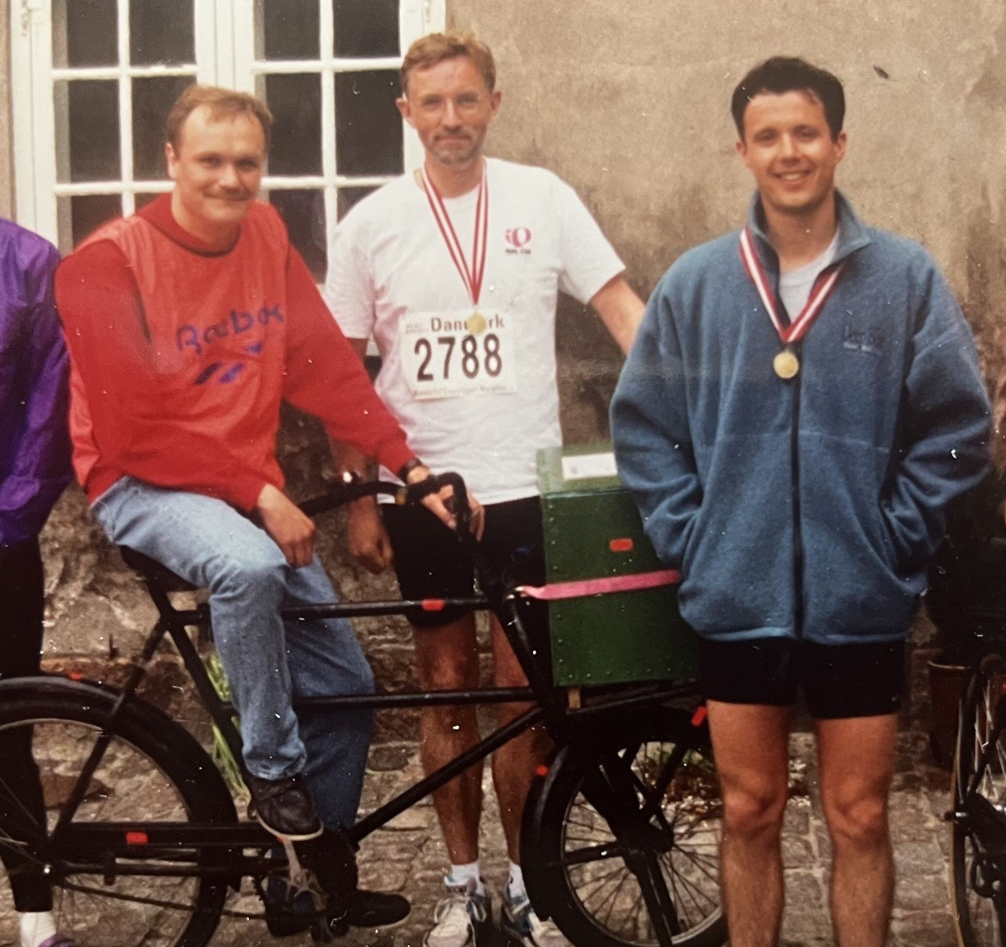 Knud Momme (på budcykel) har i 28 år haft en nøglerolle ved kronprins Frederiks hof og giver nu et sjældent interview om Danmarks kommende konge. Privatfoto