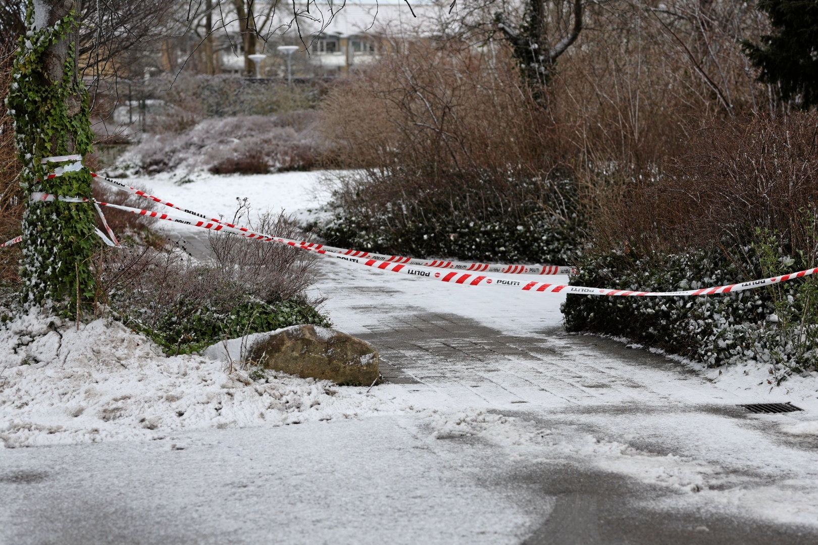 En mand er fundet dræbt i en lejlighed i Hvidovre. En mistænkt blev fundet såret på jorden foran ejendommen. - Presse-fotos.dk En mand er fundet dræbt i en lejlighed i Hvidovre. En mistænkt blev fundet såret på jorden foran ejendommen.
