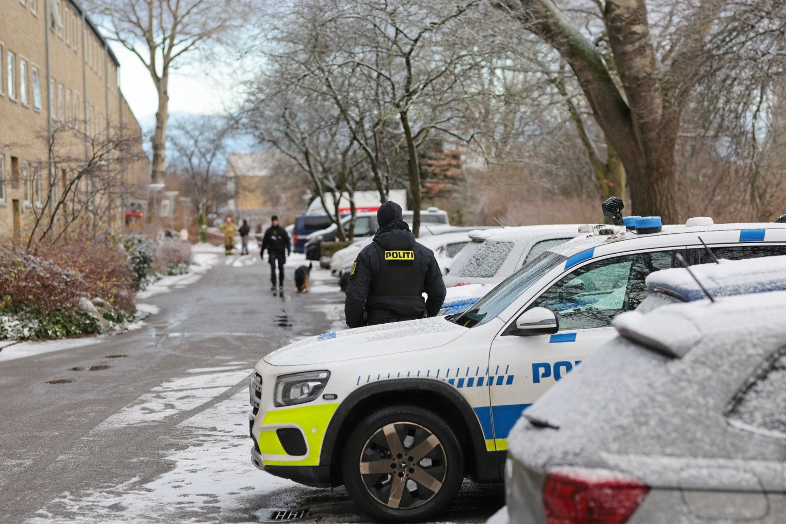 Politiet er fredag til stede på en adresse i Hvidovre efter knivdrab på en yngre mand.