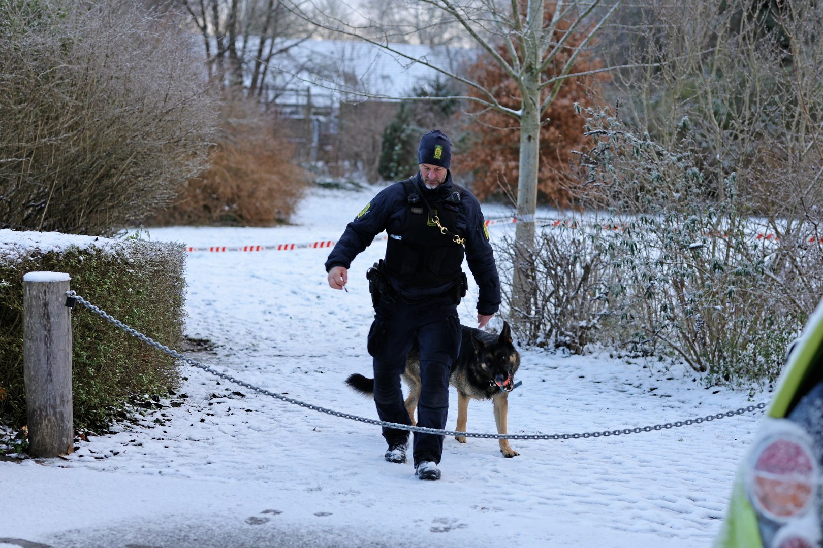 Politiet var til stede med hundepatruljer ved adressen.