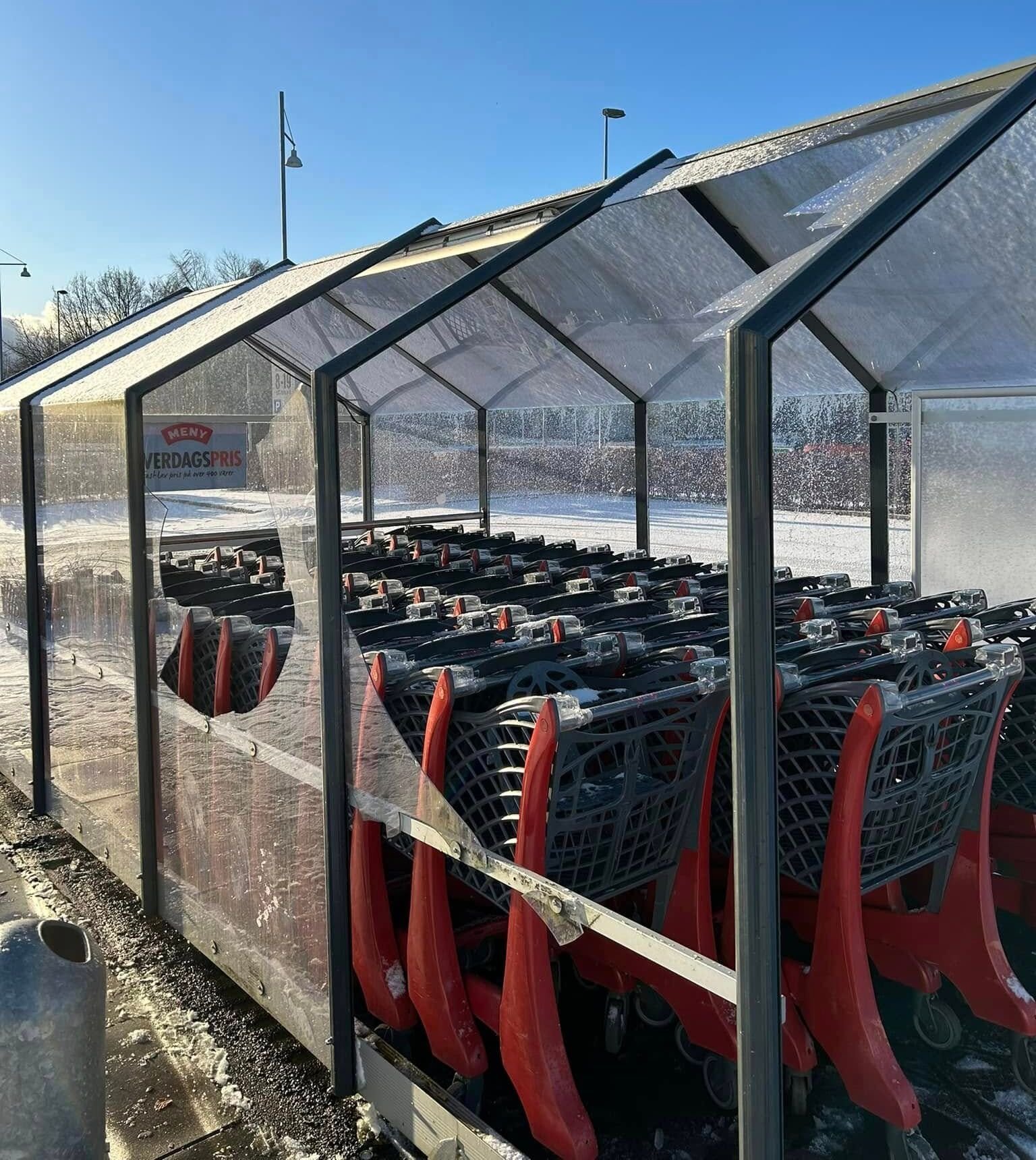 Sådan så vognskuret ud, da Mathias Neumann Vedel, købmand i Meny Sorø, mødte på arbejde fredag.