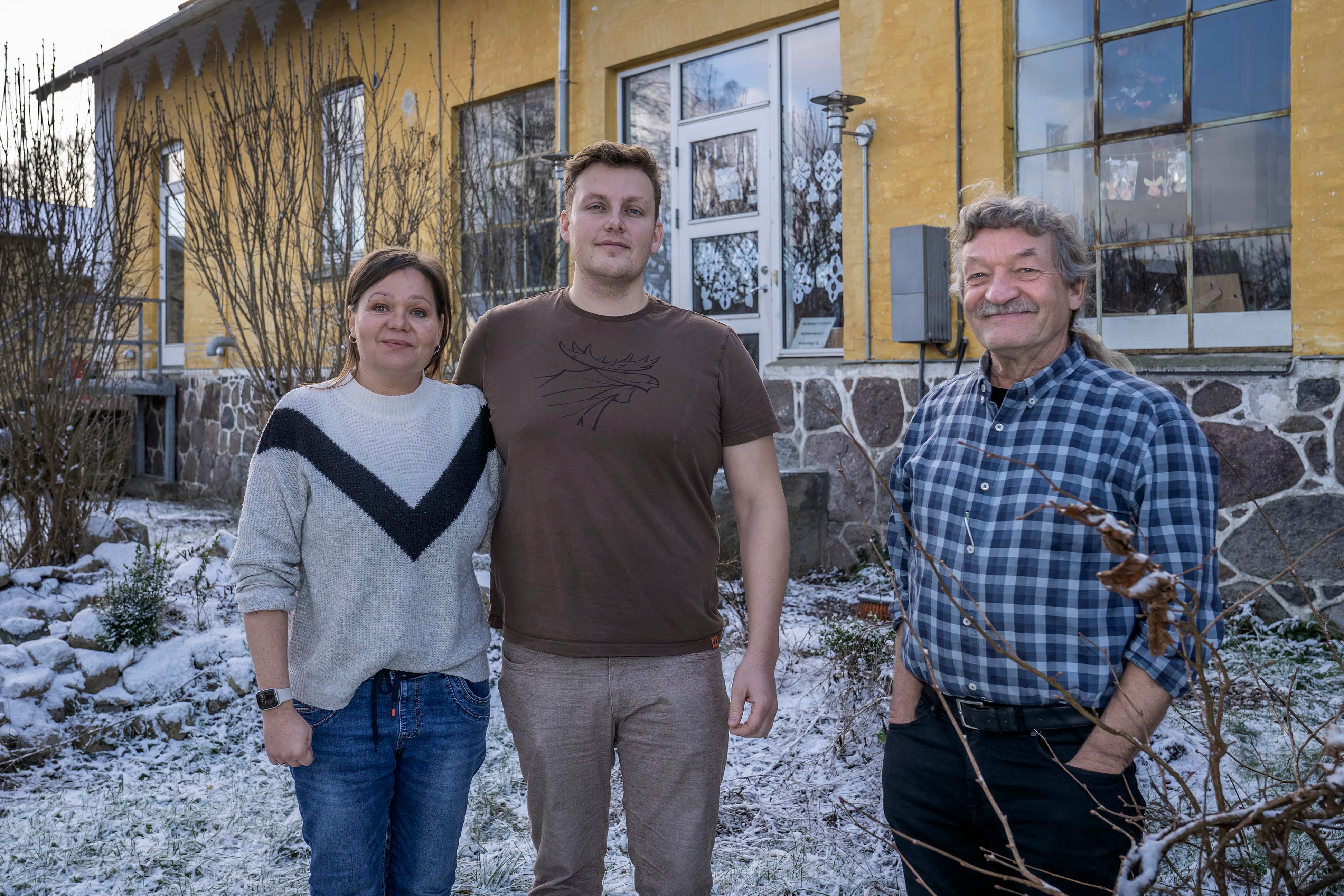 Køberne Mette og Kim Mundberg med sælger Lars K. Jørgensen.