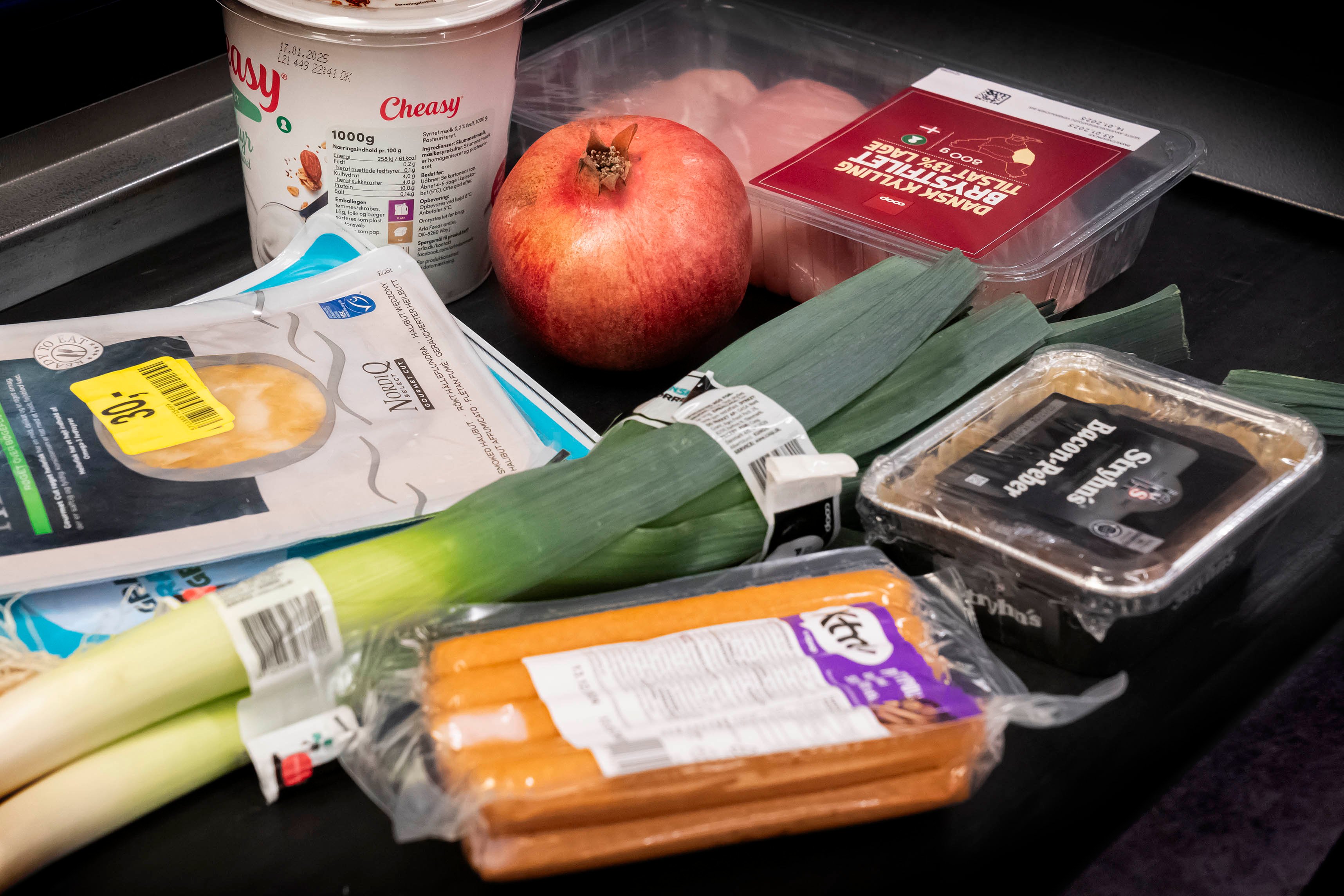 - Og fødevarepriserne er historisk høje, det vender den tunge ende nedad, alt imens detailkæderne og de store landbrug høster økonomiske fortjenester, skriver Morten Hjort.