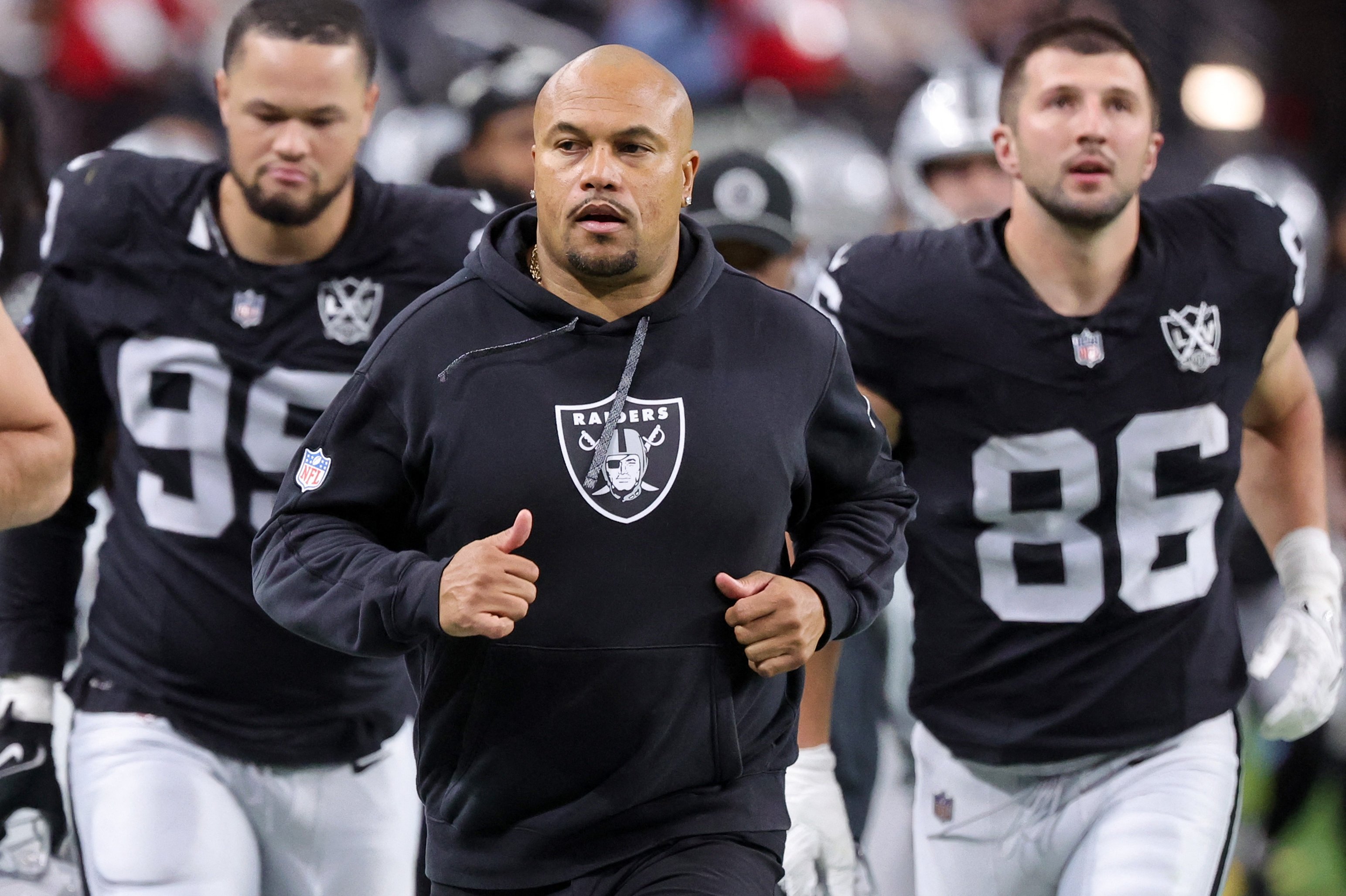 Det lykkedes ikke for Antonio Pierce (i midten) at styre Las Vegas Raiders frem til mere end fire sejre i denne sæson. Derfor er han nu blevet fyret. (Arkivfoto).