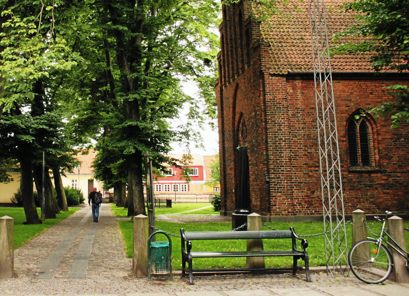Området op til byens kirke er et af de steder, der er blev fældet træer.