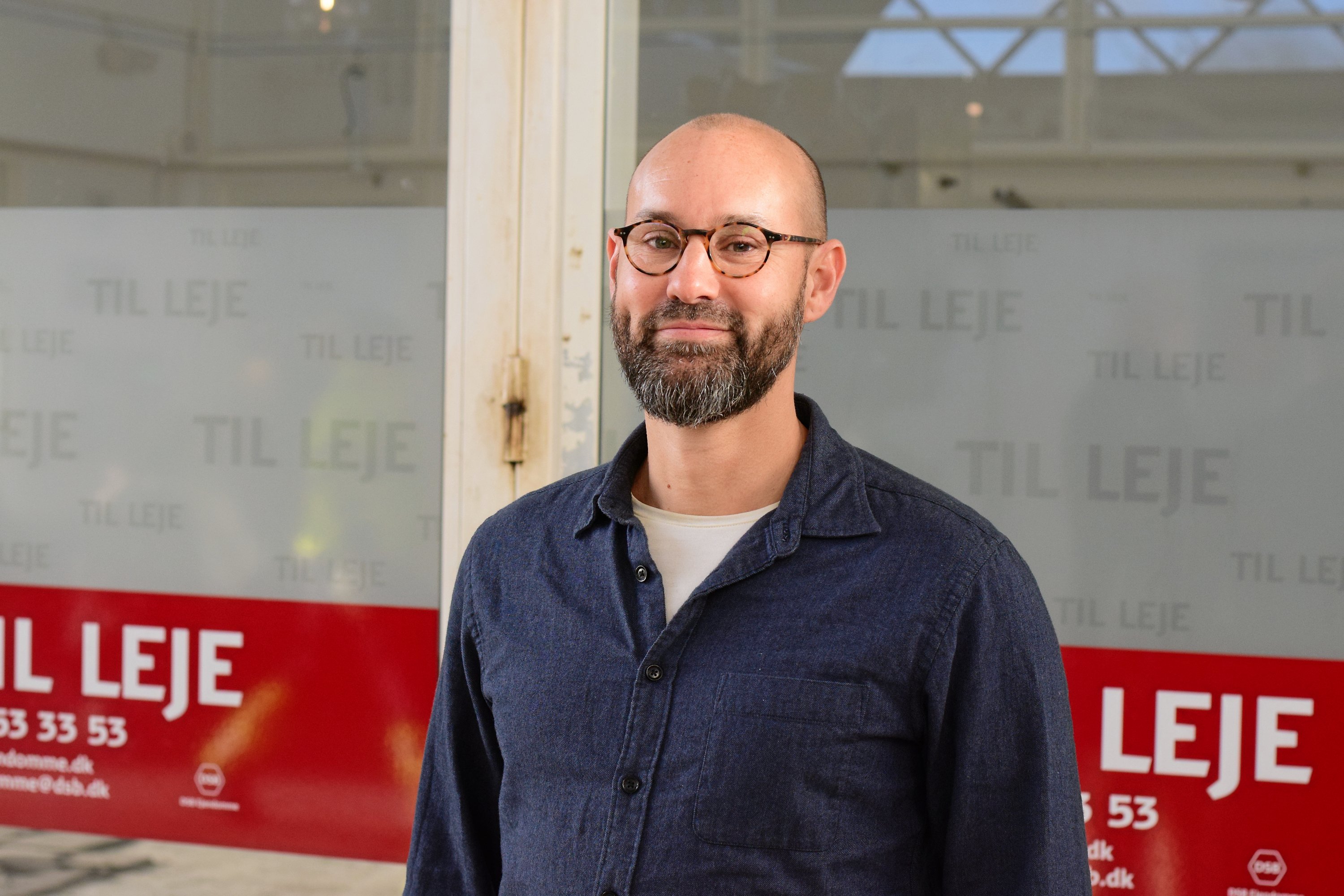 Håndværkerne er i fuld gang, og inden længe åbner øjenlæge Nikolaj Gram sin klinik, hvor der tidligere har været kiosk.