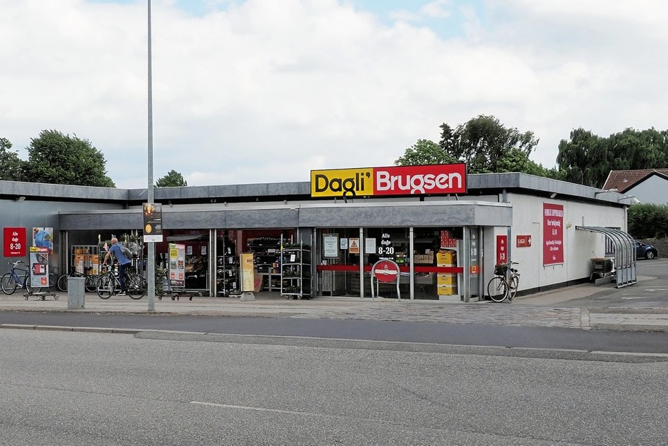 Sådan husker kunderne Dagli Brugsen på Klosterengen. Den 18. januar er det to år siden, butikken lukkede for at give plads til en ny 365, som fortsat lader vente på sig.