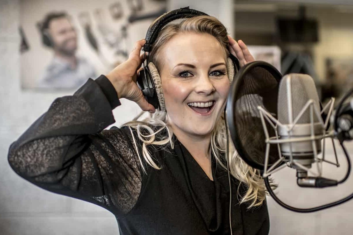 Når Pernille Georgi ikke sidder bag mikrofonen som morgenvært på VLR, står hun på scenen sammen med sin søster Susanne Georgi i eurodance-duoen Me & My, som har storhittet med nummeret "Dub-I-Dub". (PR-foto).