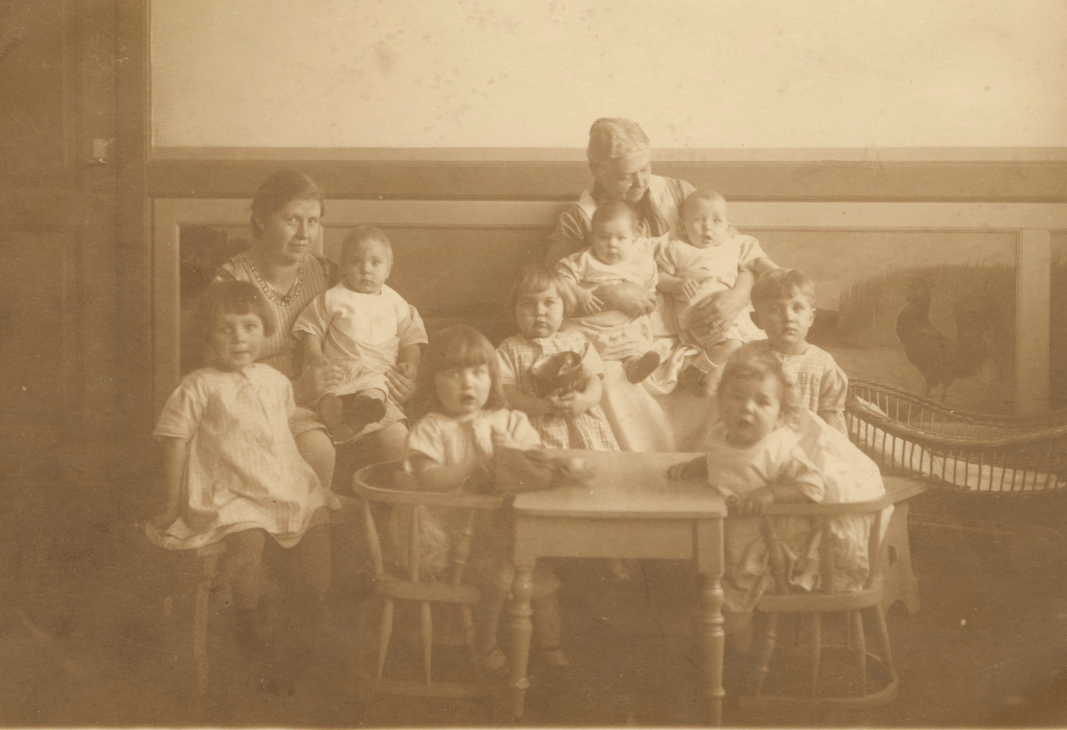 Børn i Brede Asyl, ca. 1915. I baggrunden skimtes de fine panelmalerier med dyremotiver fra 1905. De findes stadig og er bevaringsværdige.