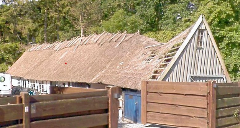 Huset er i nedstyrtningsfare og stråtaget delvist blæst væk i stormen.