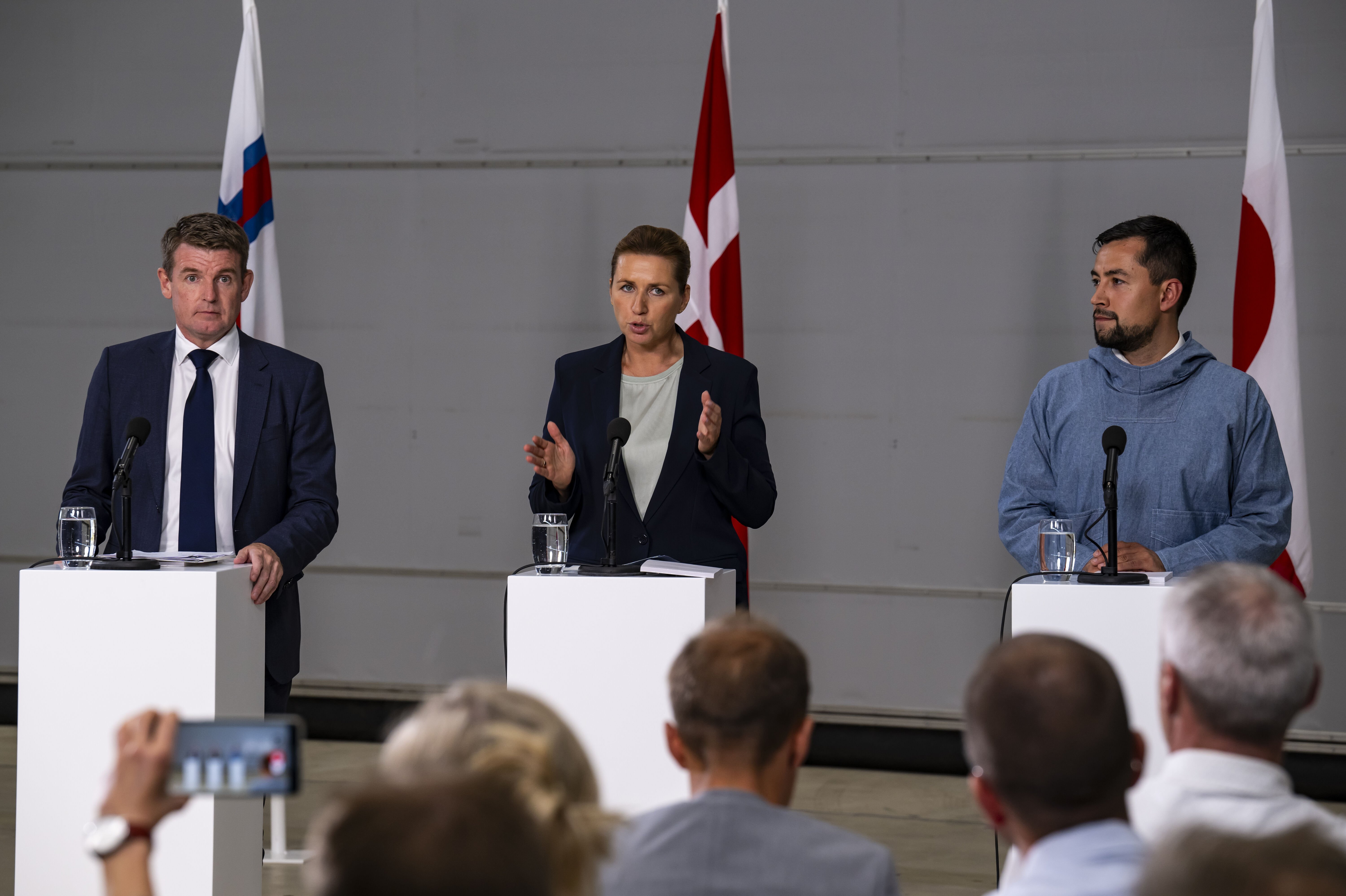 Statsminister Mette Frederiksen (S), lagmand Aksel V. Johannesen og formand for Naalakkersuisut Múte B. Egede ses her efter et rigsmøde i Aalborg i august sidste år. Fredag eftermiddag afholder Frederiksen og Egede igen pressemøde, denne gang i lyset af en mere alvorlig situation. (Arkivfoto).