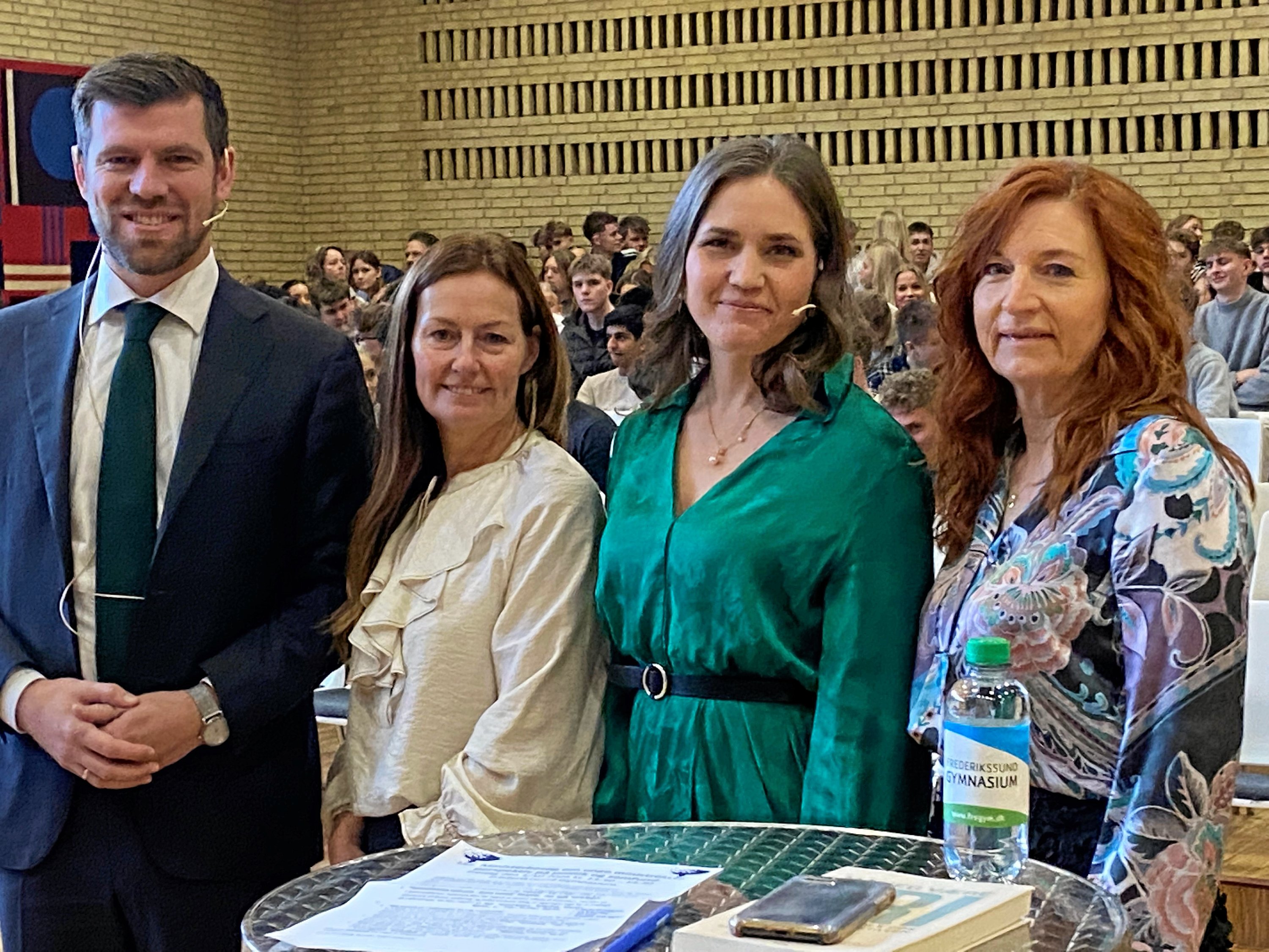 Minister Morten Dahlin, byrådspolitiker Anne-Sofie Uhrskov (V), Europaminister Marie Bjerre og formand for LOF i Frederikssund Jette Chrsitensen, som havde arrangeret ministerbesøget i Frederikssund. Det var med afsæt i bogen Må jeg være fri, som Marie Bjerre og Morten Dahlin sammen med tre andre unge Venstrefolk har været med til at skrive.