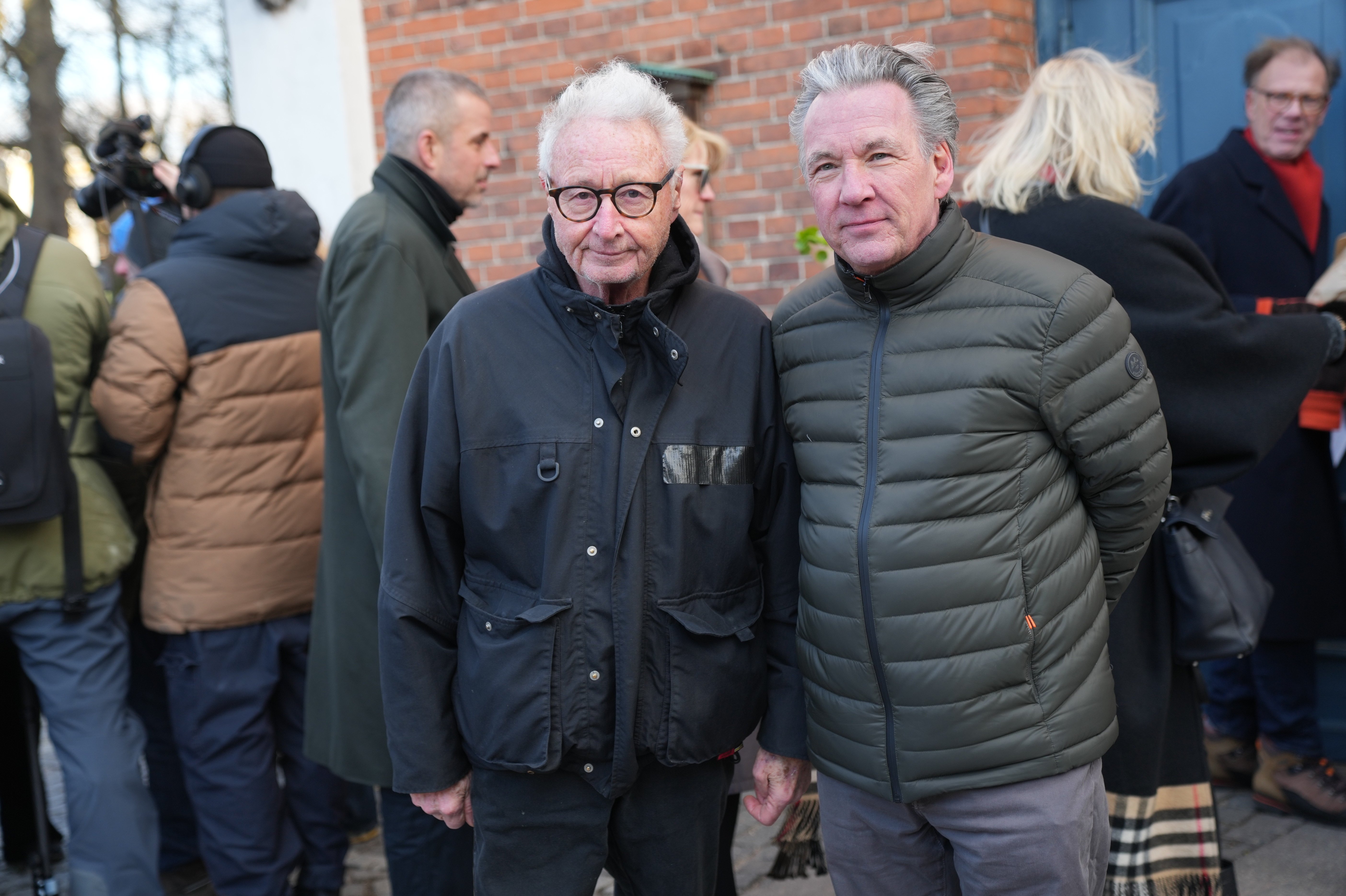 Makkerparret Steen Rasmussen (tv.) og Michael Wikke (th.) ankom til Frederiksberg Kirke. De samarbejdede med Jytte Abildstrøm i familiefilmen "Flyvende farmor" fra 2001.