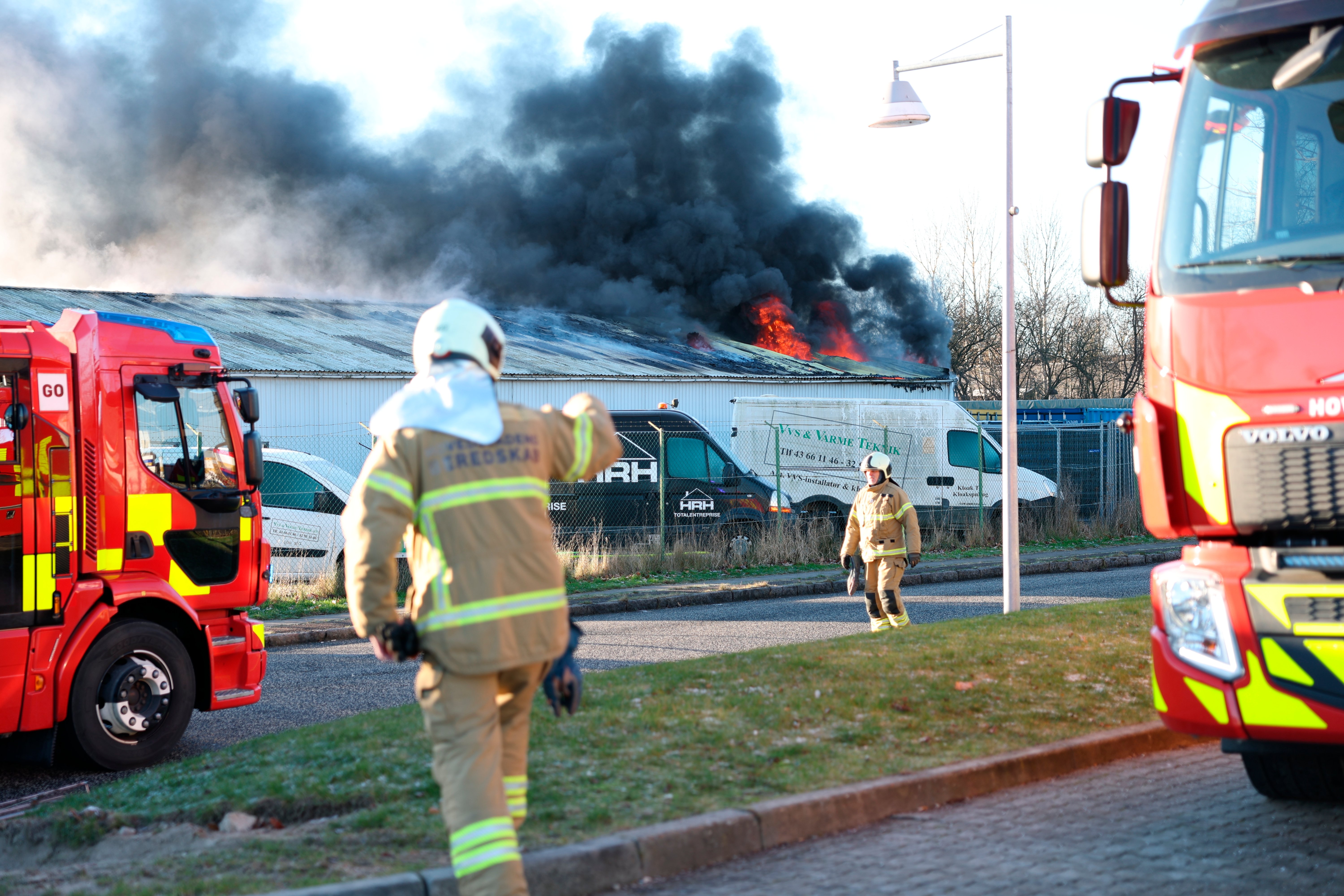 Kraftig brand i bygning på Djursvang i Albertslund søndag den 12 januar 2025