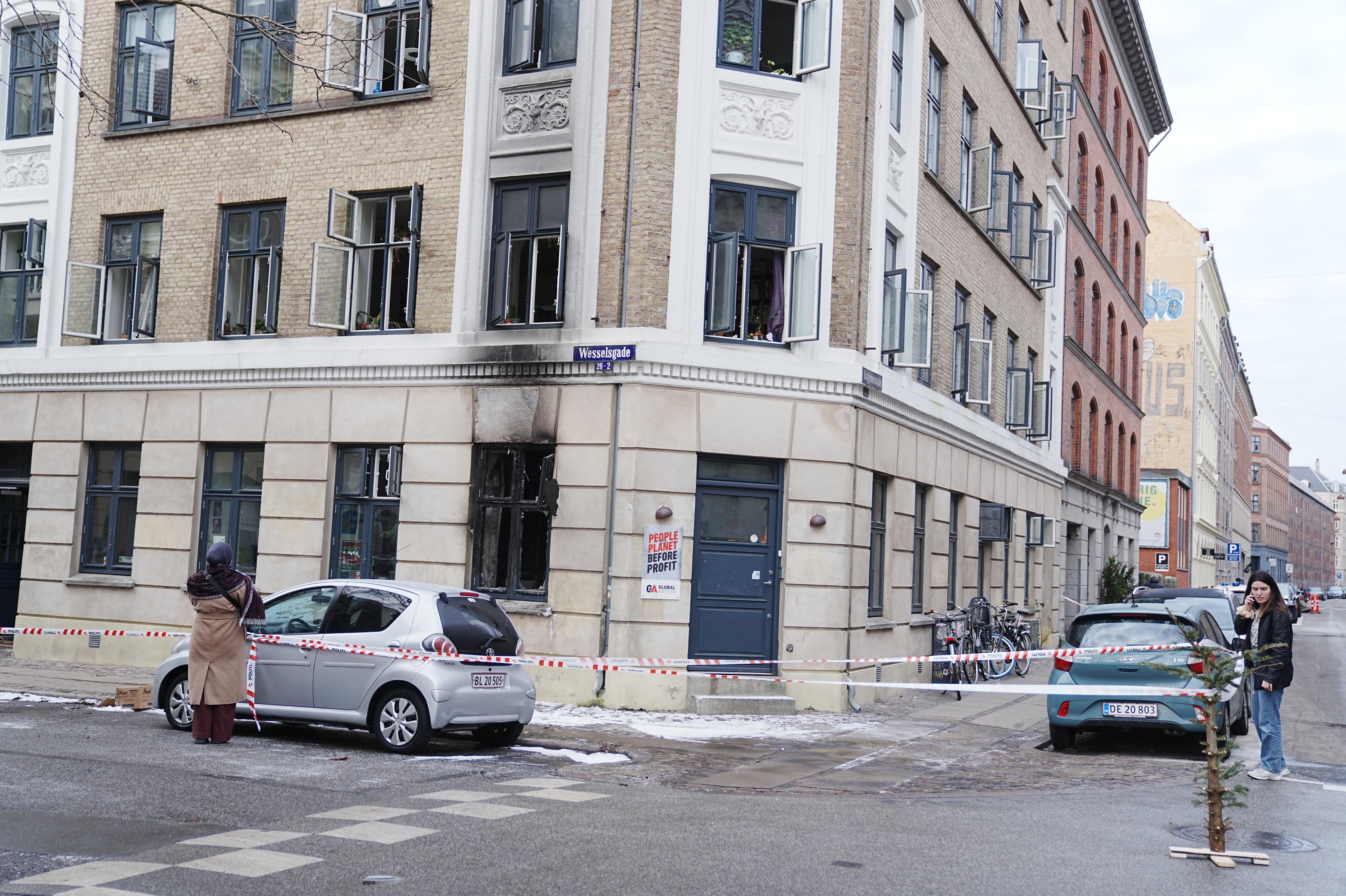 Politiet har afspærret ejendom efter brand natten til mandag på Nørrebro i København mandag. Aktivistgruppen Global Aktion har til huse i ejendommen, og her mener man selv, at der er tale om et politisk attentat.