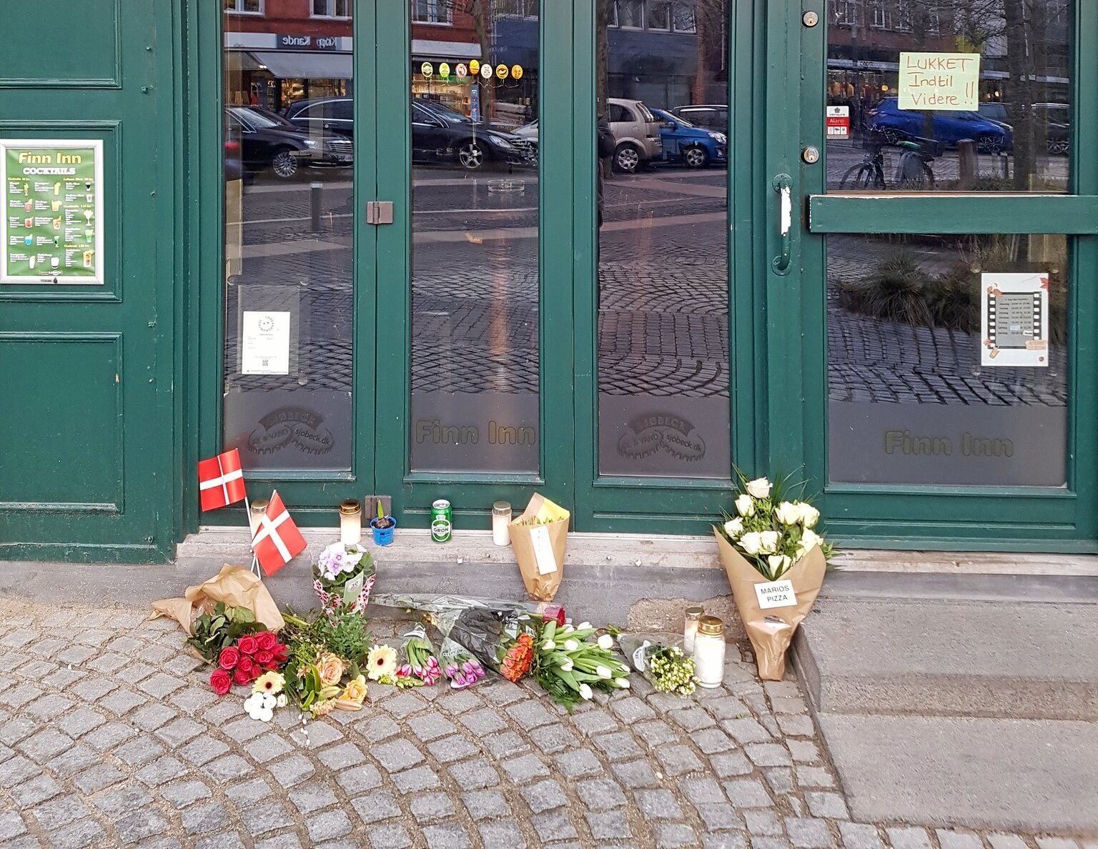 Der har siden dødsfaldet ligget blomster foran Finn Inn på Taastrup Hovedgade