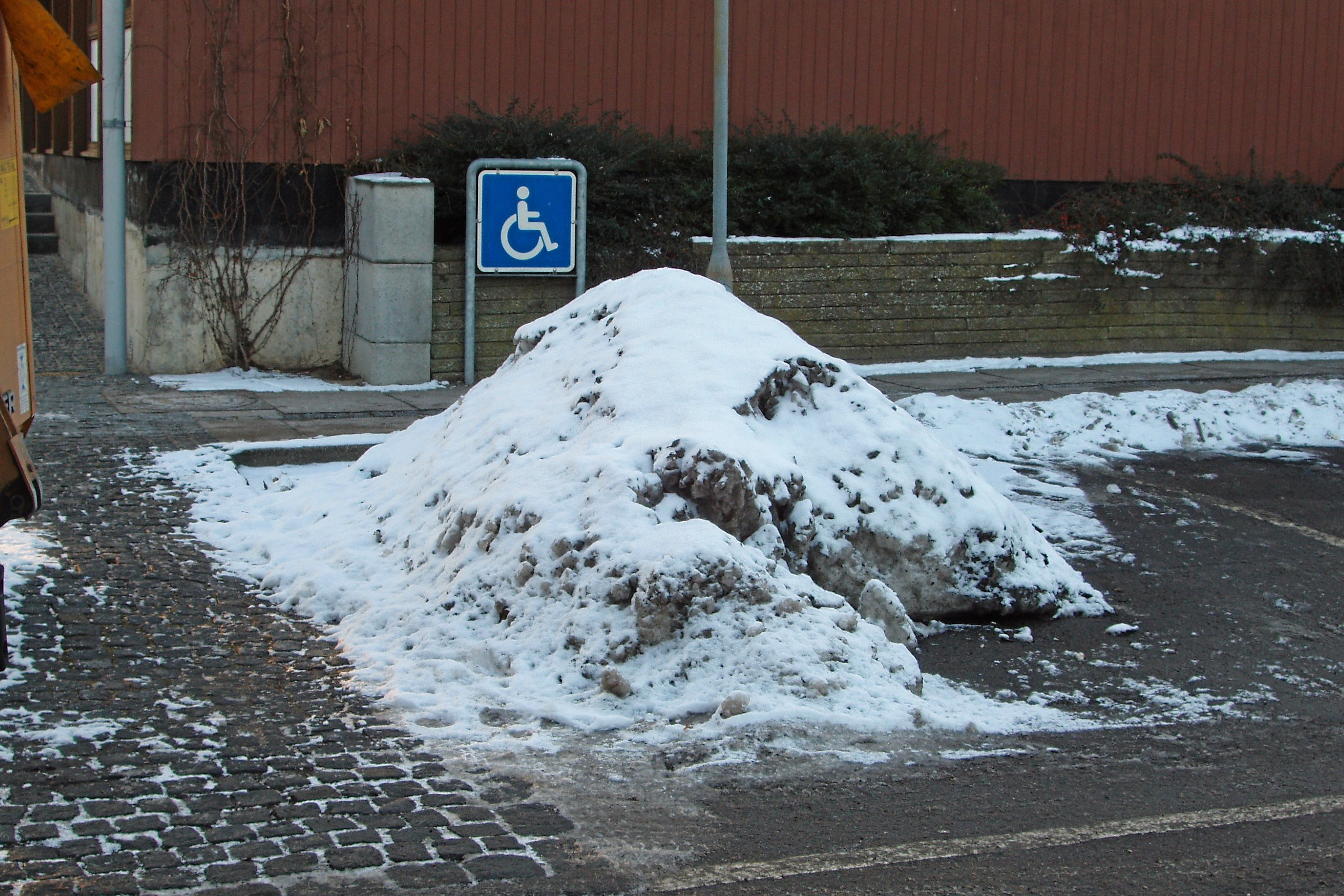 Dette er ikke et ualmindeligt billede, der møder handicapede på deres vej gennem byen, men det skal være slut nu, lyder budskabet.