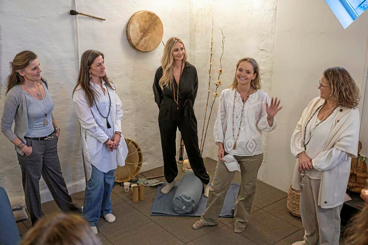Butiksliv. Yogalærerne er rykket ind og klar til at gå i gang.
