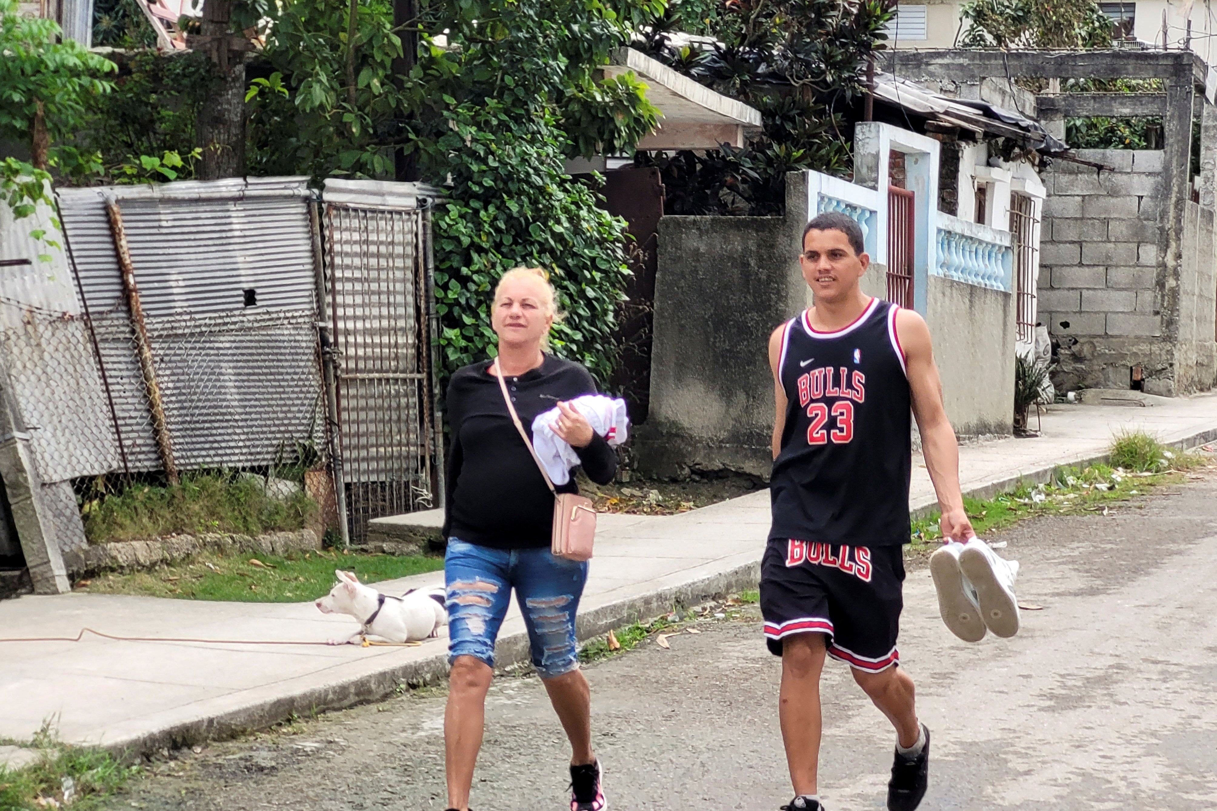 23-årige Dariel Cruz, der netop er blevet løsladt fra fængslet, from jail, vender hjem til sin families hjem i La Guinera i Havana.