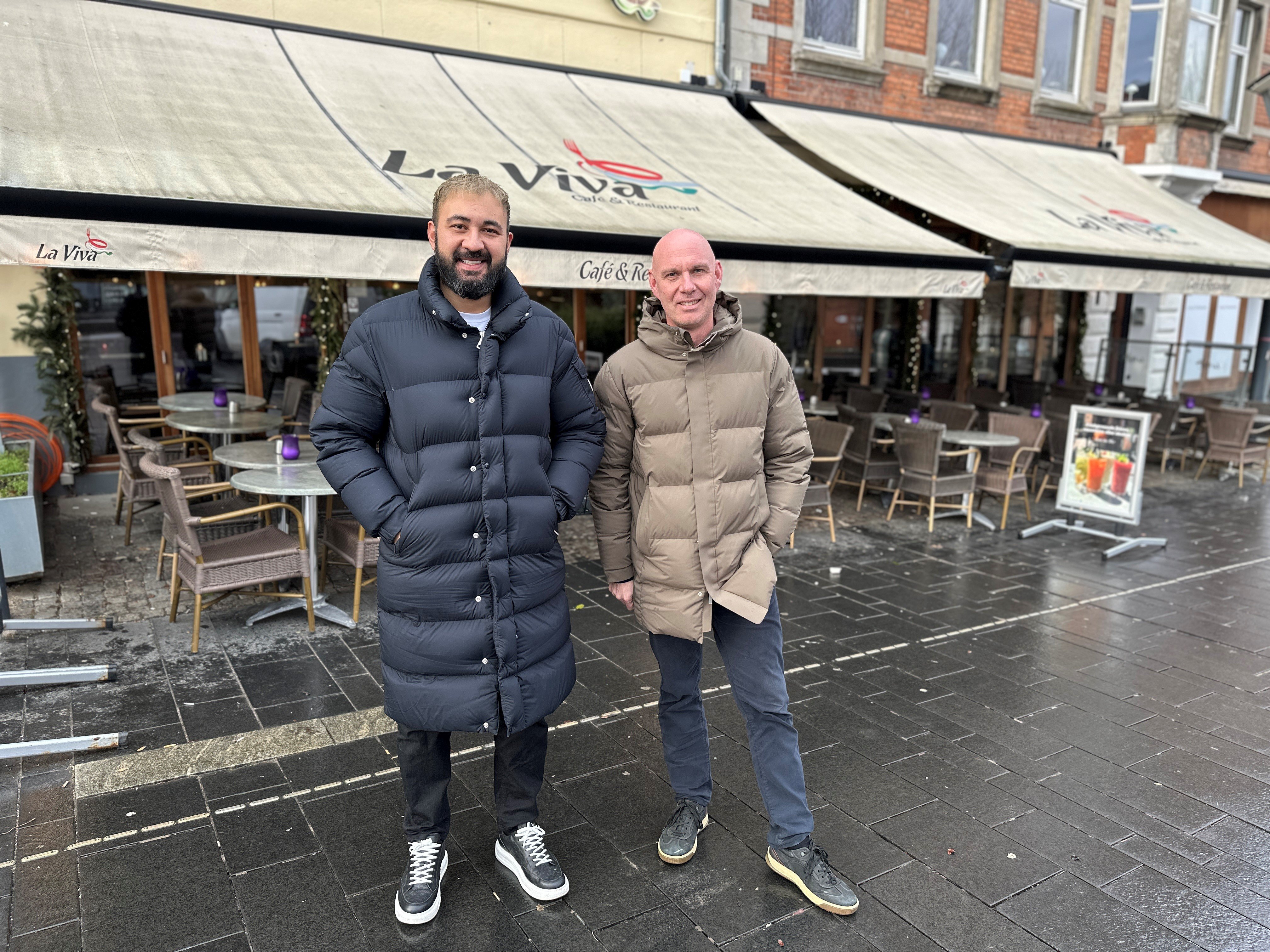 Onur Isbilen, restaurant La Viva, og Rasmus Egede, EV Bolig, foran restauranten på Schweizerpladsen 3 i Slagelse.