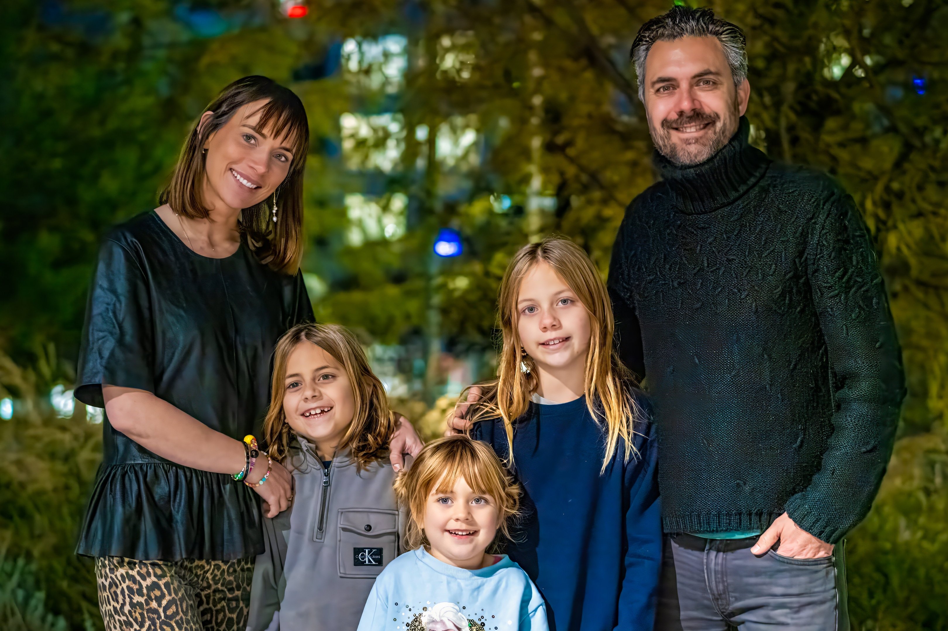 Lisbeth og Christian Vernsted-Fabricius med børnene Theodor, Ayasofia og Filippa-Lucia. (PR-foto).
