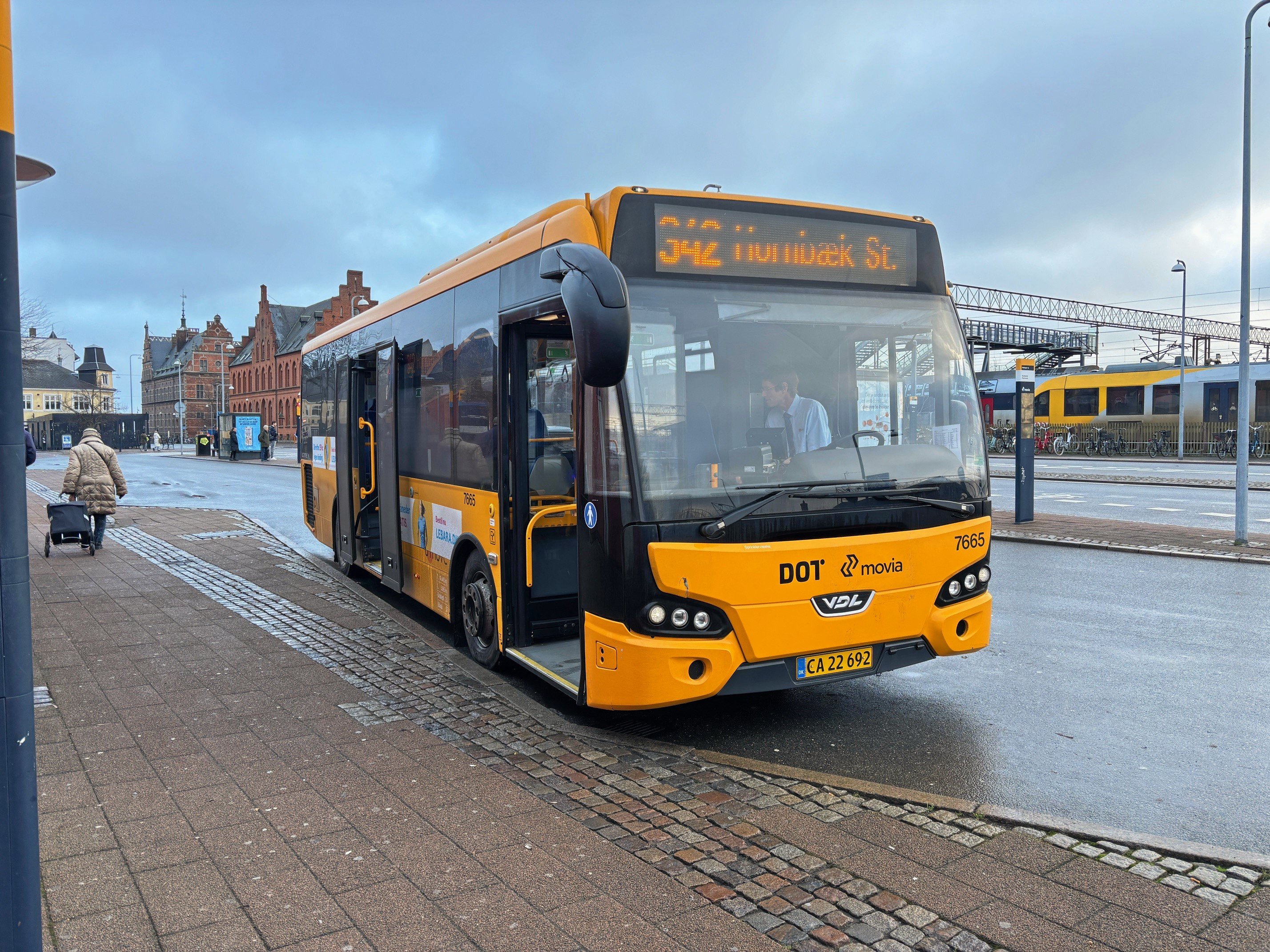 Det er en bus af denne type, der er sat ind på linje 386 i Hørsholm, men køretider fra Kokkedal Station passer slet ikke med kystbanen, skriver buspassagerer.